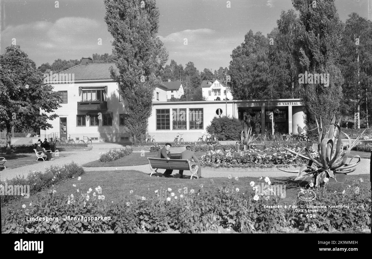 Der Bahnpark mit Blumenpracht. Das Bahnhofshaus wurde 1938 in Betrieb genommen. Stockfoto