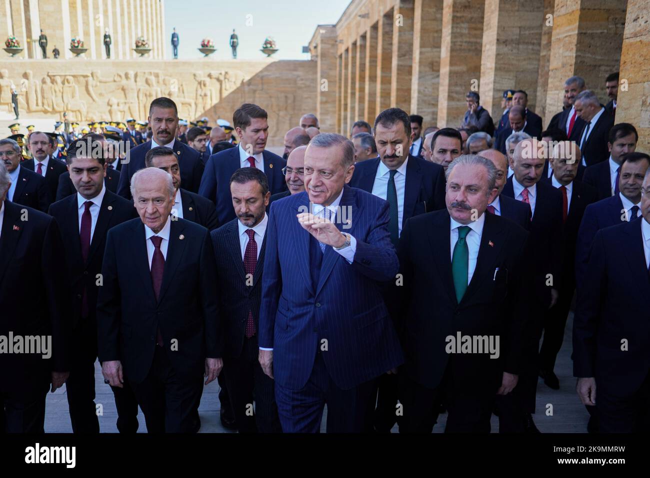 Der Präsident der Republik Türkei, Recep Tayyip Erdogan (L), und der Vorsitzende der Partei der Nationalistischen Bewegung, Devlet Bahçeli (R), nehmen an der Zeremonie in einem Tkabir Teil. Der Tag der Republik ist ein Nationalfeiertag, der in der Türkei und in Nordzypern jedes Jahr am 29. Oktober gefeiert wird, als Erinnerung an die Erklärung der Großen Nationalversammlung der Türkei zur Verwaltung der Republik am 29. Oktober 1923. Zum 99.. Jahrestag der Republik besuchte der Präsident der Republik Türkei, Recep Tayyip Erdogan, das Mausoleum von Atatürk, dem Gründer des Landes. (Foto von Tunahan Turhan/SOPA Images/S Stockfoto