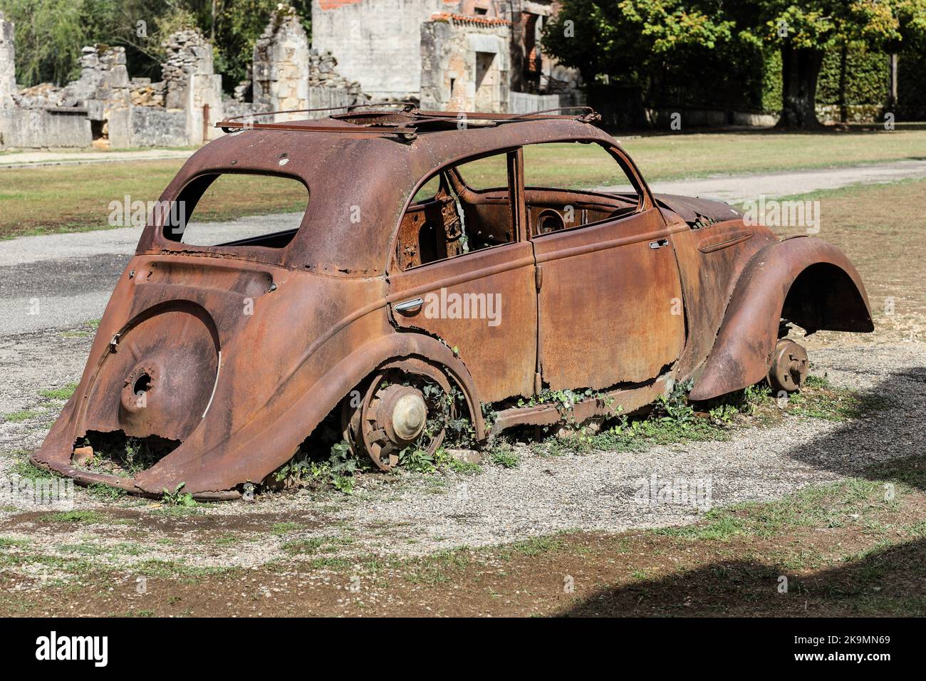 Die Überreste eines zerstörten Peugeot 202 Autos im Dorf Oradour-sur-Glane in der Haute-Vienne, Frankreich Stockfoto