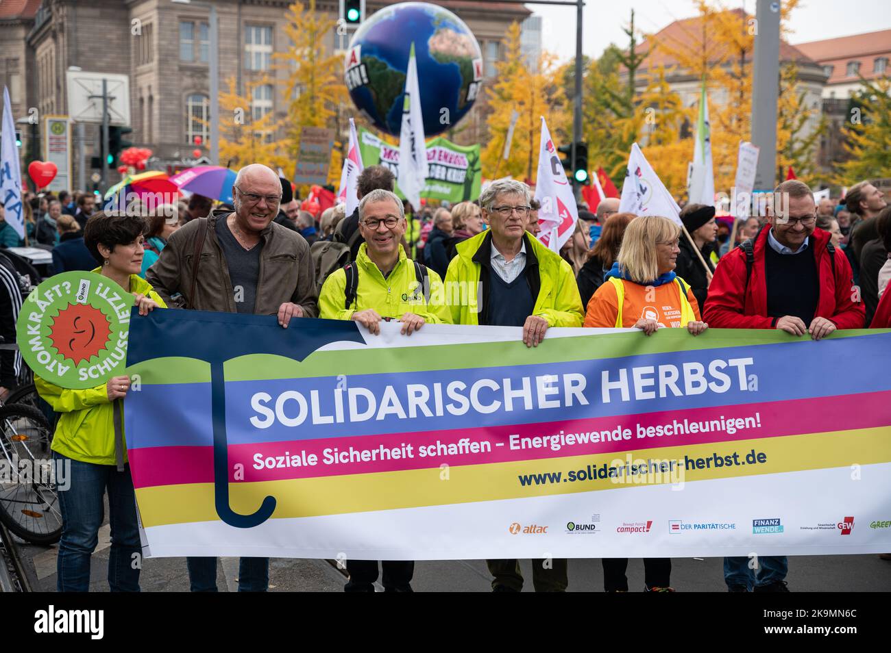 22.10.2022, Berlin, Deutschland, Europa - Ulrich Schneider, Geschäftsführer des Deutschen Paritätischen Wohlfahrtsverbandes, zusammen mit Frank Werneke. Stockfoto