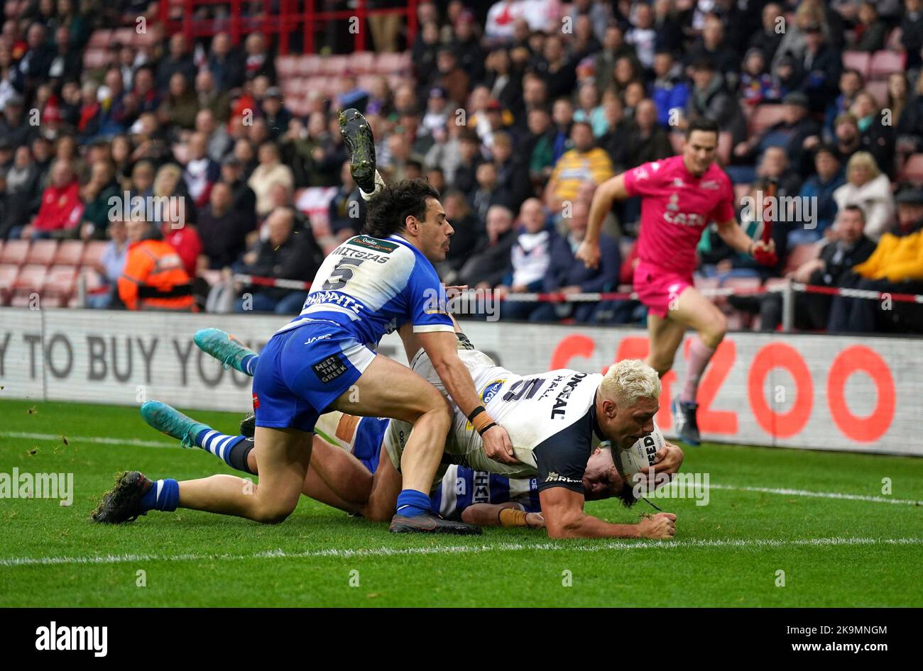 Der englische Ryan Hall erzielt beim Rugby-League-Spiel der Gruppe A in Bramall Lane, Sheffield, den vierten Versuch seiner Gruppe. Bilddatum: Samstag, 29. Oktober 2022. Stockfoto
