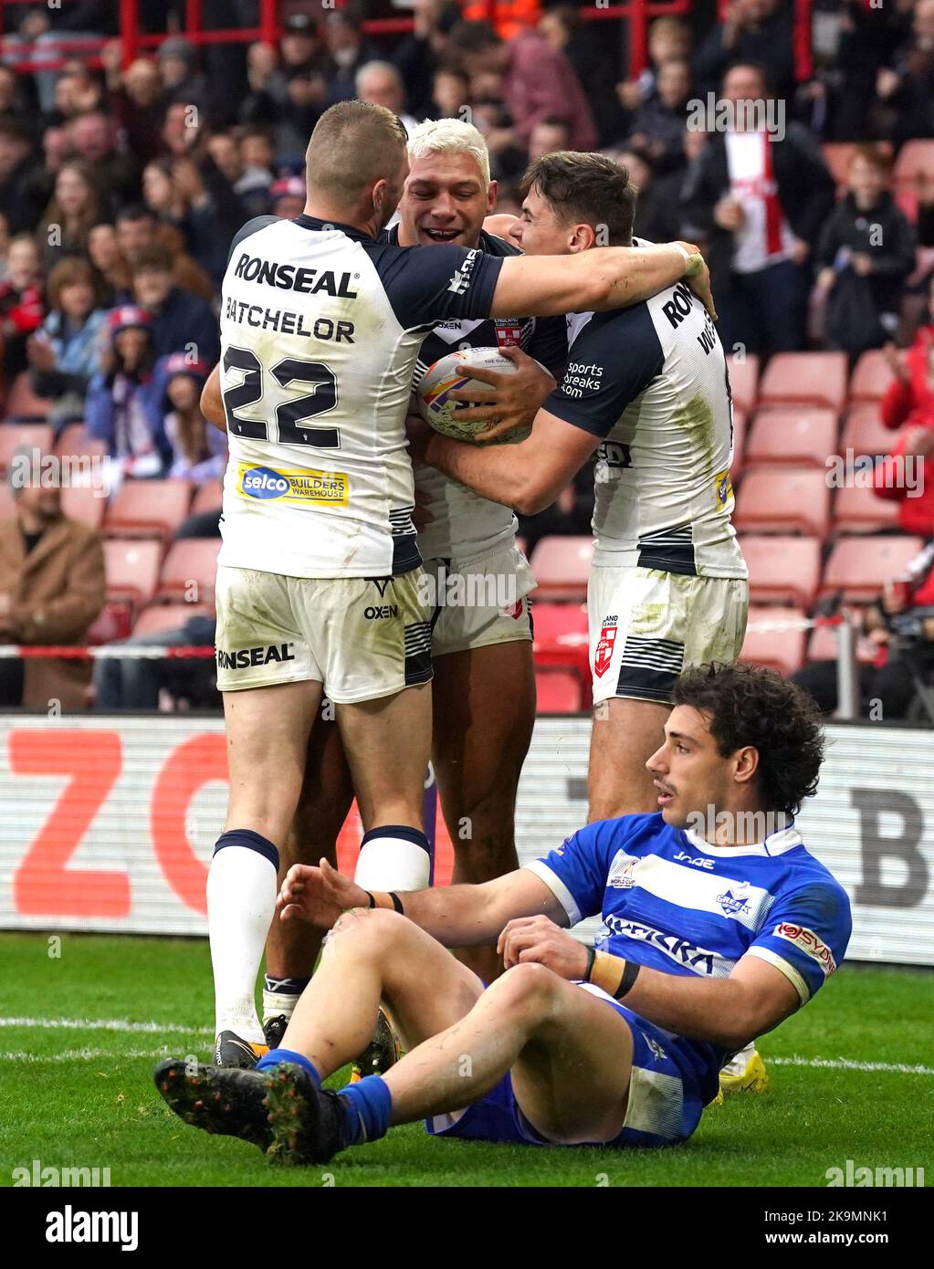 Die englische Ryan Hall feiert den vierten Spielversuch ihrer Gruppe während des Rugby League World Cup-Spiels A in der Bramall Lane, Sheffield. Bilddatum: Samstag, 29. Oktober 2022. Stockfoto