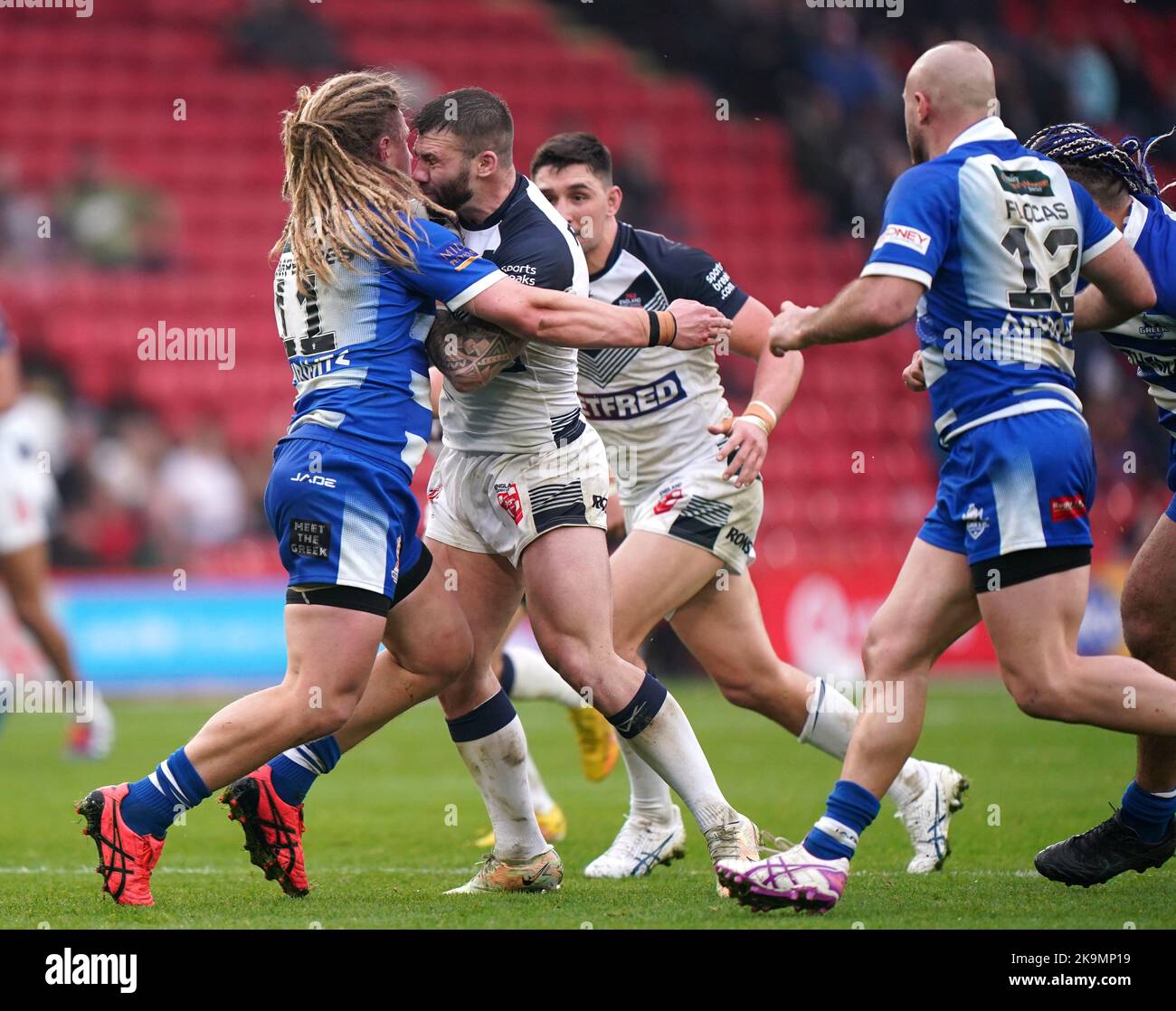 Der griechische Mitchell Zampetides kollidiert mit dem englischen Andy Ackers während des Rugby-League-Weltcup-Spiels A in der Bramall Lane, Sheffield. Bilddatum: Samstag, 29. Oktober 2022. Stockfoto