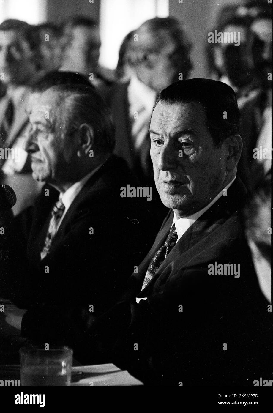 Juan Domingo Perón, argentinischer Expräsident, während seiner ersten Pressekonferenz in Buenos Aires, nach seinem 18-jährigen Exil aus Argentinien. Zu seiner Rechten Héctor J. Cámpora, designierter Präsident der Parlamentswahlen vom 11.. März 1973, die er gewonnen hat. Stockfoto