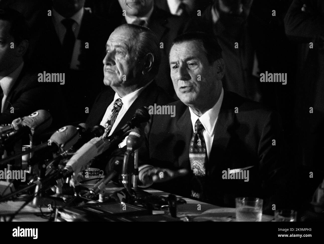 Juan Domingo Perón, argentinischer Expräsident, während seiner ersten Pressekonferenz in Buenos Aires, nach seinem 18-jährigen Exil aus Argentinien. Zu seiner Rechten Héctor J. Cámpora, designierter Präsident der Parlamentswahlen vom 11.. März 1973, die er gewonnen hat. Stockfoto