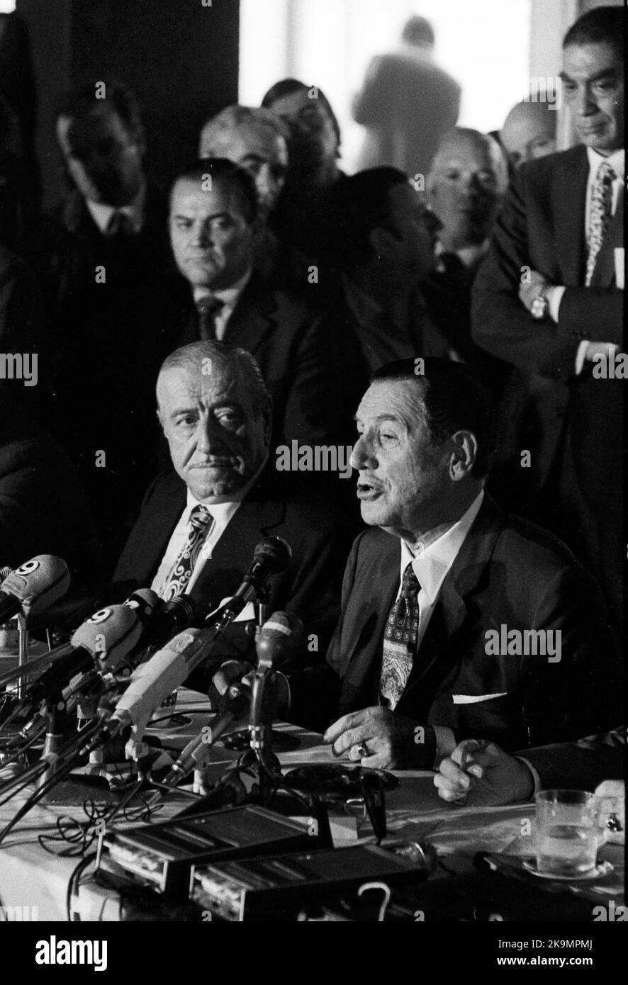 Juan Domingo Perón, argentinischer Expräsident, während seiner ersten Pressekonferenz in Buenos Aires, nach seinem 18-jährigen Exil aus Argentinien. Zu seiner Rechten Héctor J. Cámpora, designierter Präsident der Parlamentswahlen vom 11.. März 1973, die er gewonnen hat. Stockfoto
