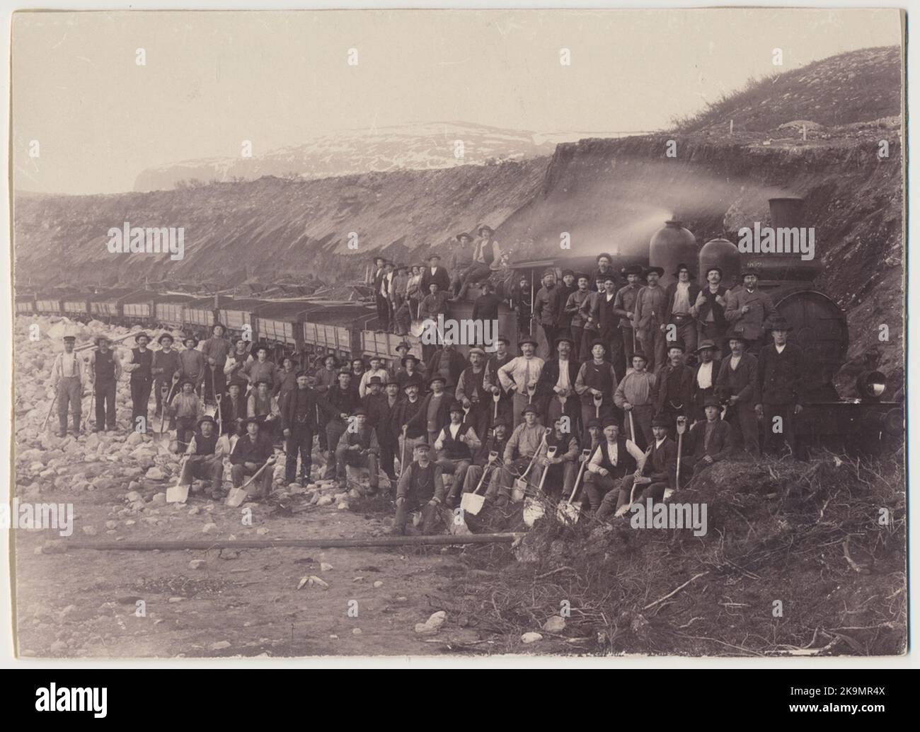Porträt der Kundgebungen. Malmbanans Bau, südlich der Staatsgrenze. Text im Bild - Pit-Aid-Team beim Bau der nationalen Grenze im Jahr 1901 in Pessinajokk südlich der nationalen Grenze. Wahrscheinlich SJ KD 393, wie im Bild gezeigt. Stockfoto Porträt der Kundgebungen. Malmbanans Bau, südlich der Staatsgrenze. Text im Bild - Pit-Aid-Team beim Bau der nationalen Grenze im Jahr 1901 in Pessinajokk südlich der nationalen Grenze. Wahrscheinlich SJ KD 393, wie im Bild gezeigt. Stockfoto
