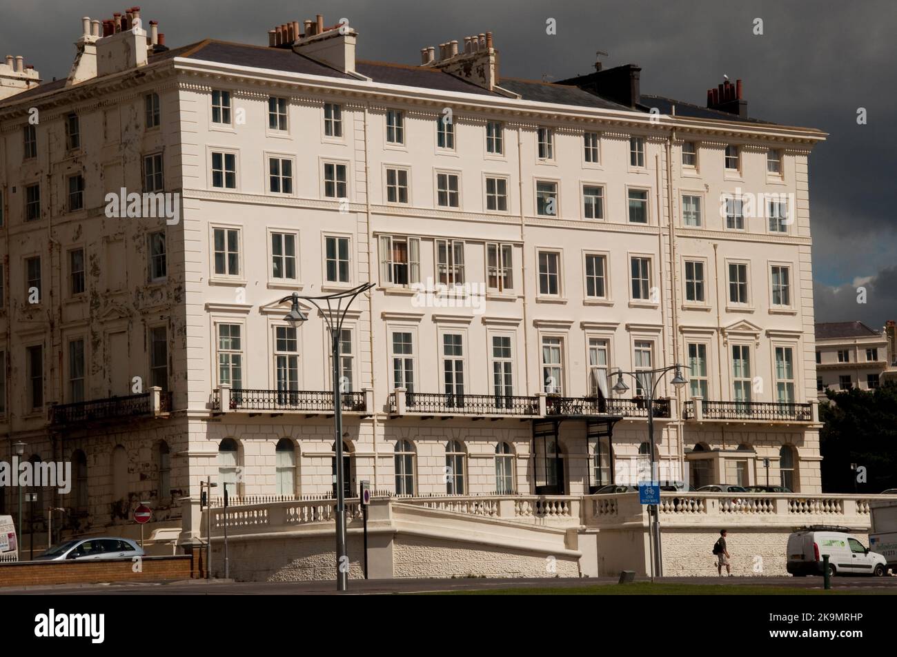 Gebäude im Regecy-Stil, Hove, Sussex, Großbritannien - großes Gebäude mit weißem Stuck an der Vorderseite, obwohl die Seite nicht in sehr gutem Zustand ist. Der Regency-Stil ist es Stockfoto