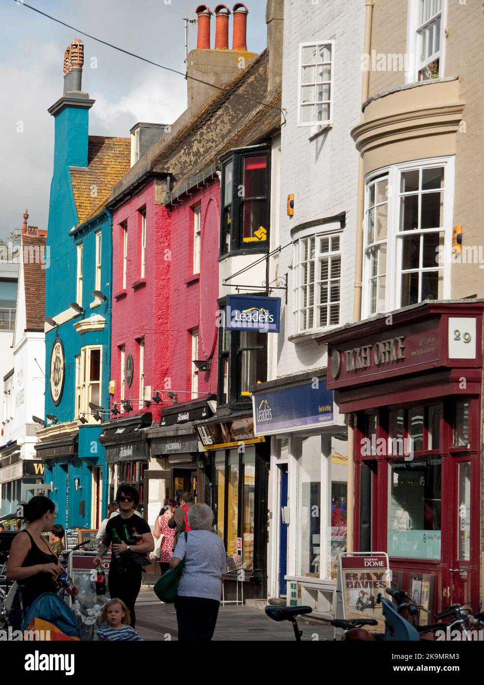 Farbige Häuser, Fußgängerzone, Brighton, Sussex, Großbritannien. Brighton und sein Nachbar Hove sind beliebte Badeorte an der Südküste Englas Stockfoto