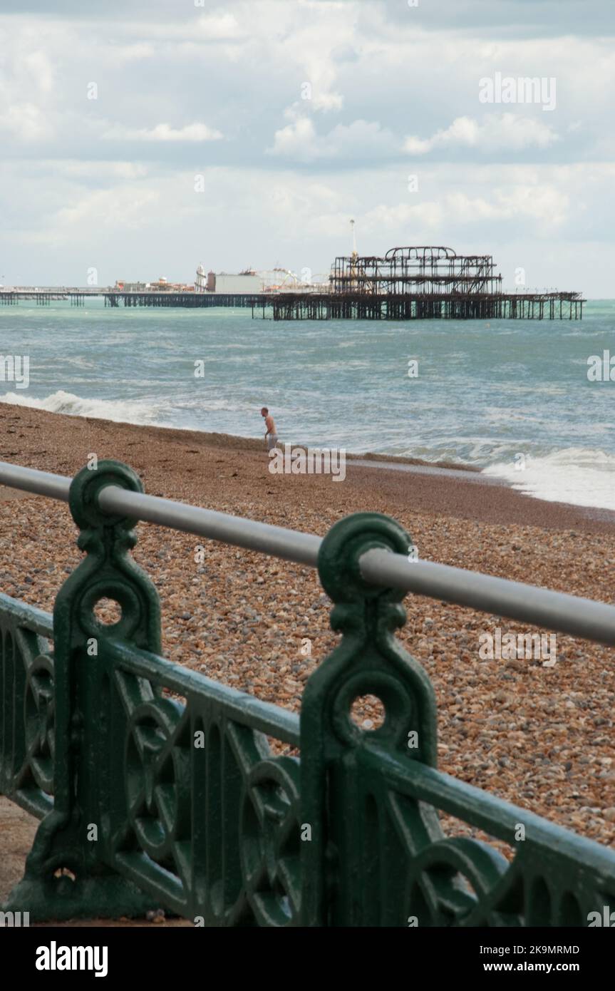 Der West Pier, das Meer und der Strand, Hove, Sussex, Großbritannien - eingestürzter Pier, Geländer, Strand und Meer Stockfoto