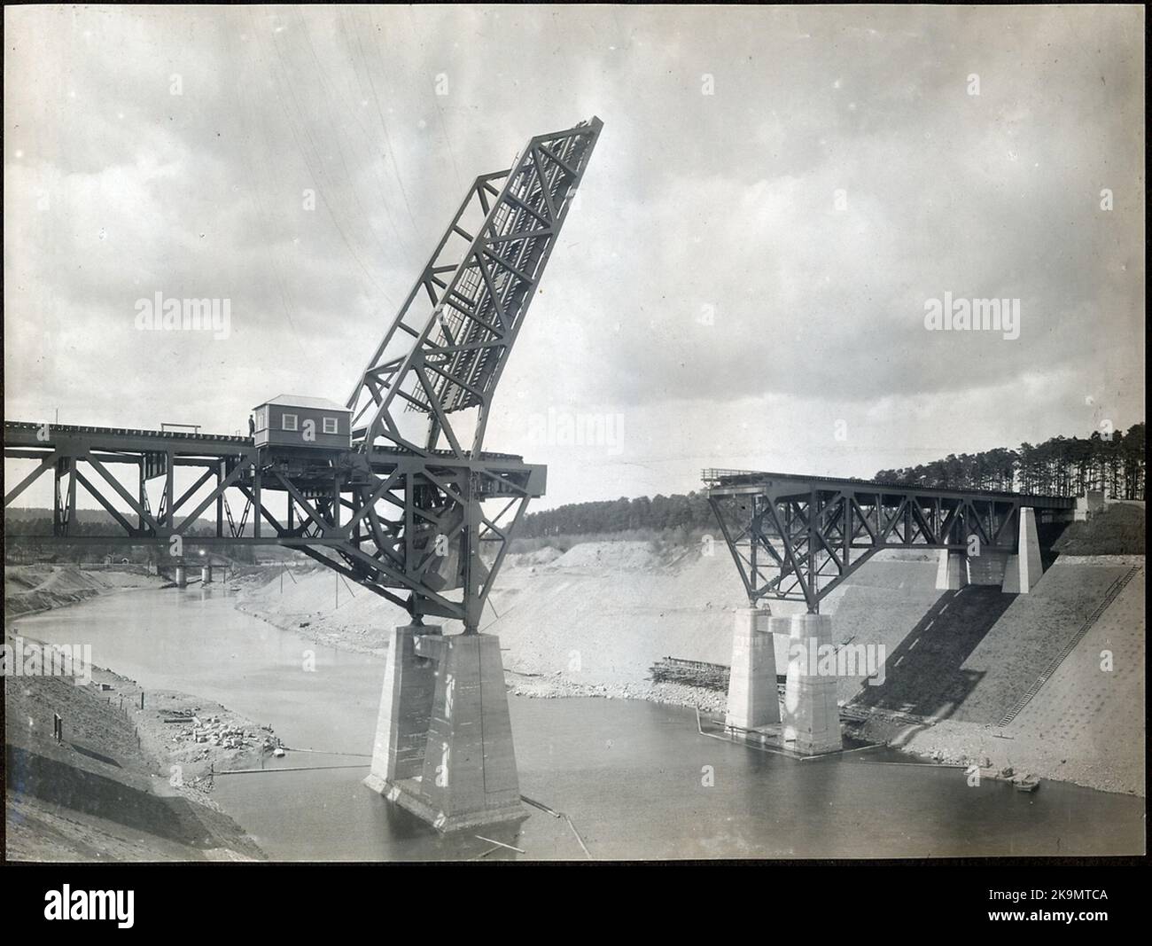 Fertigstellung der Klappbrücke über den Södertälje Kanal. Stockfoto