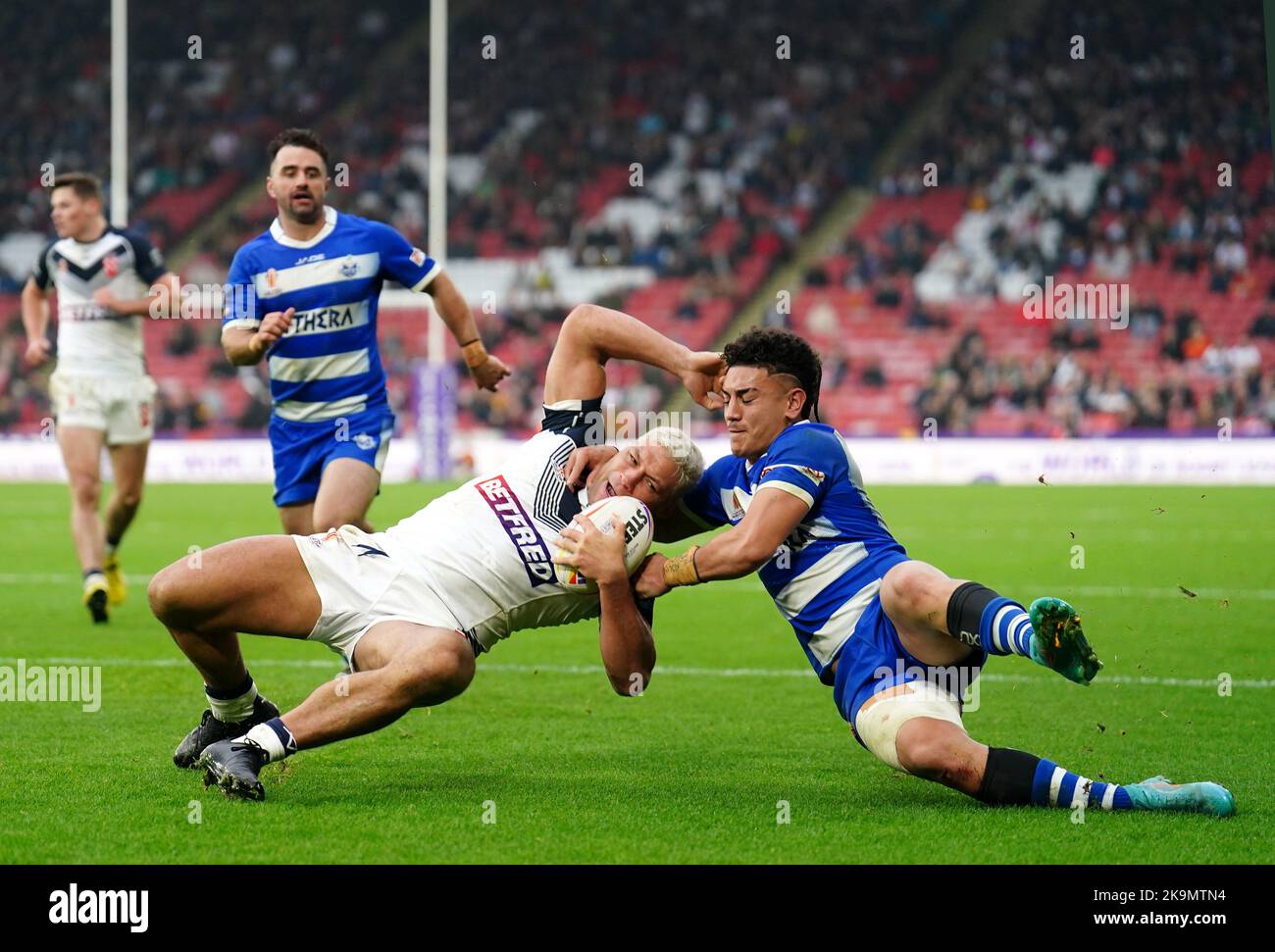 Die englische Ryan Hall wurde vom griechischen Sieni Taukamo während des Rugby-League-Weltcup-Spiels der Gruppe A in der Bramall Lane in Sheffield angegangen. Bilddatum: Samstag, 29. Oktober 2022. Stockfoto