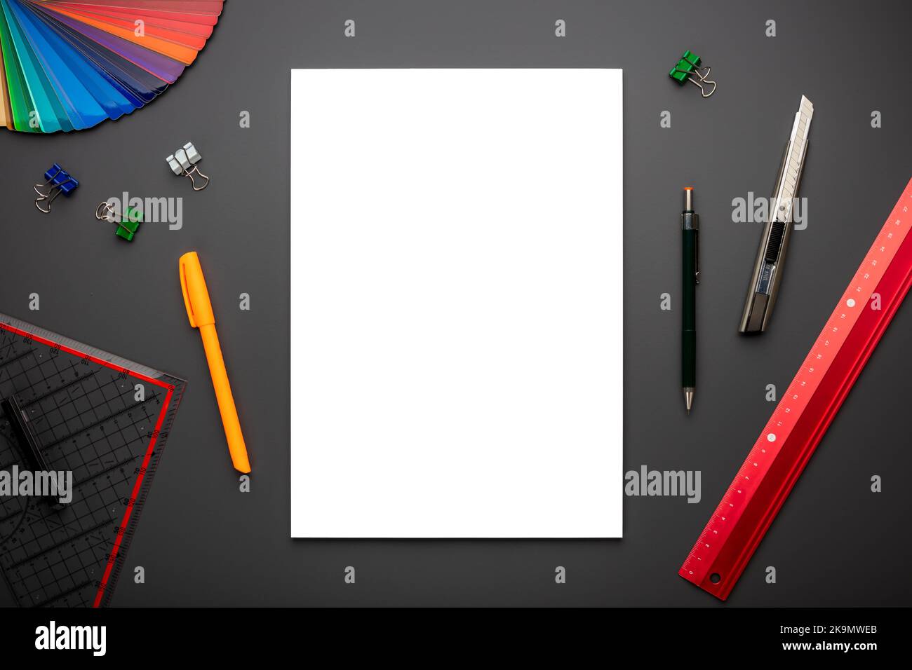 Leere oder leere Seite in der oberen Ansicht auf dem kreativen Schreibtisch oder am Arbeitsplatz als Modell oder Vorlage, die Kreativität in der Schule oder am Arbeitsplatz zeigt Stockfoto