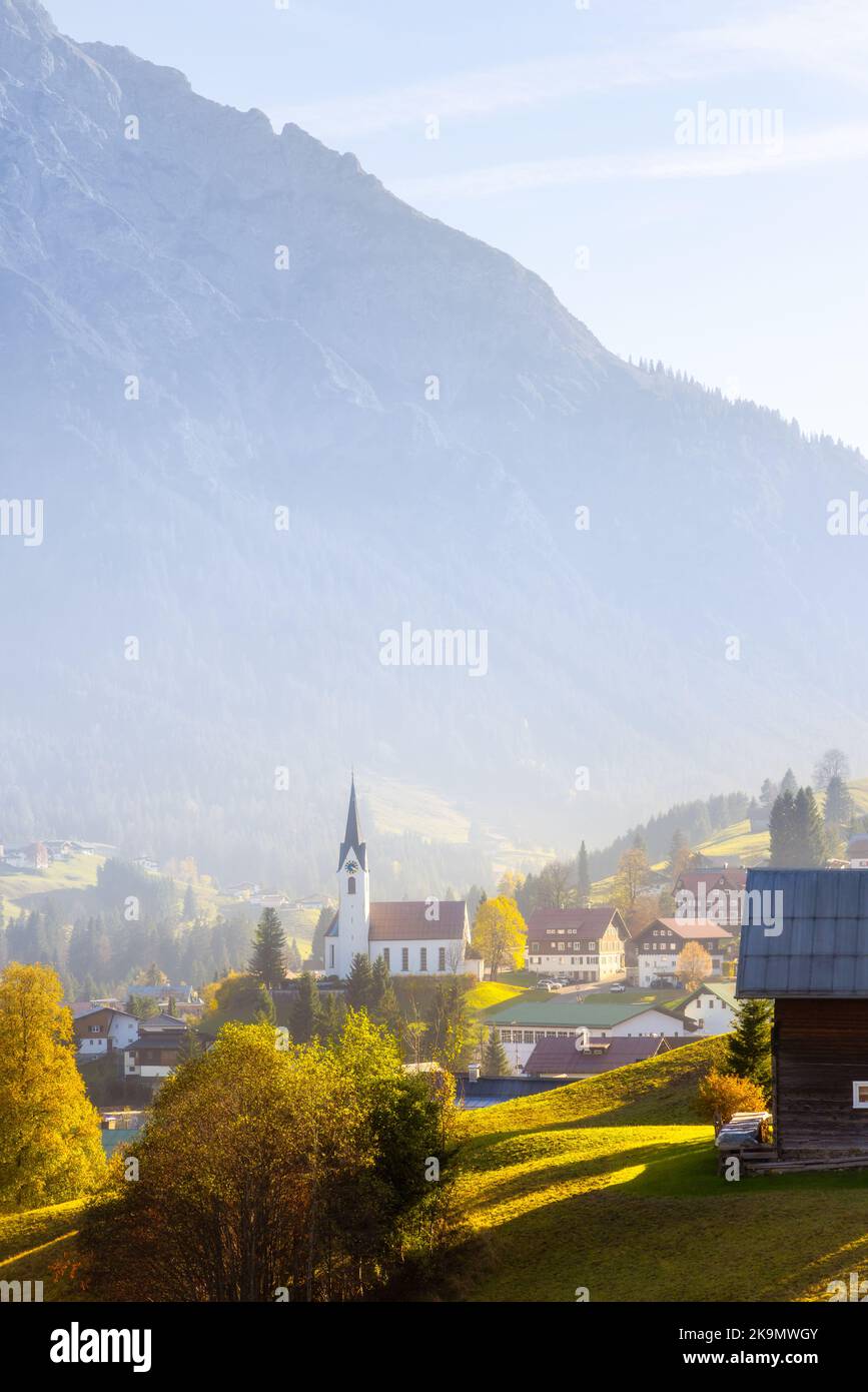 Herbst in den österreichischen Alpen. Hirschegg im Kleinwalsertal, Tal im Bundesland Vorarlberg und Teil des Bezirks Bregenz, Österreich. Stockfoto