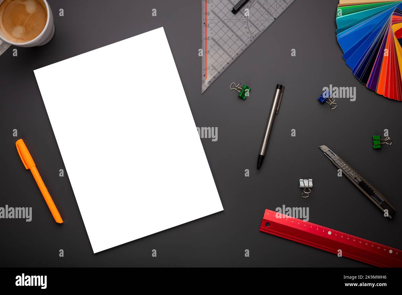 Leere oder leere Seite in der oberen Ansicht auf dem kreativen Schreibtisch oder am Arbeitsplatz als Modell oder Vorlage, die Kreativität in der Schule oder am Arbeitsplatz zeigt Stockfoto