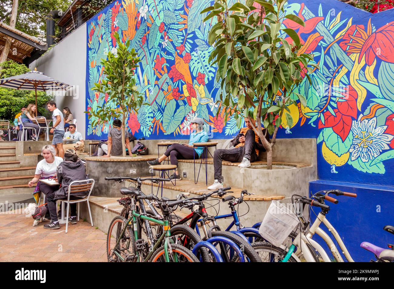 Bogota Kolumbien,Usaquen Carrera 6a Mercado de Las Pulgas en Usaquen Sonntag Flohmarkt einkaufen,Terrasse Wandbild Mann Männer männlich Frau Frau weiblich,Restaurant Stockfoto