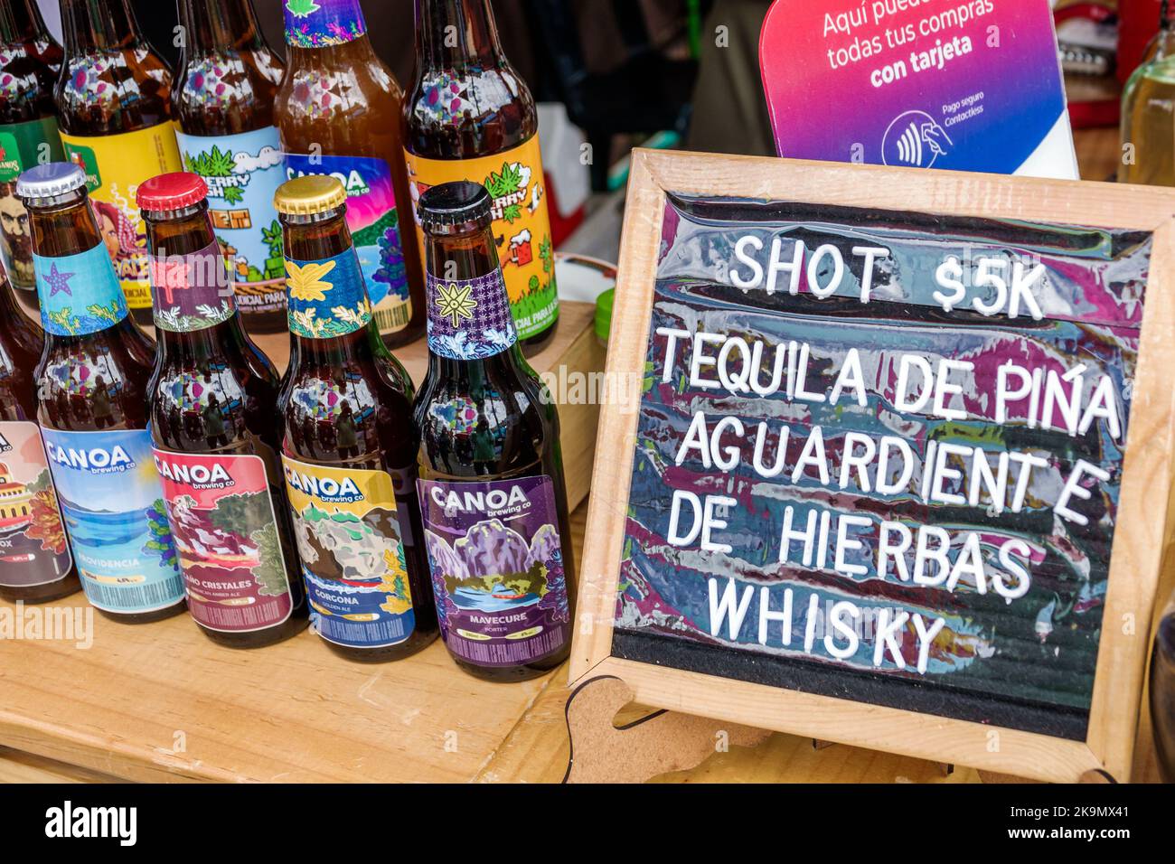 Bogota Kolumbien,Usaquen Carrera 6a Mercado de Las Pulgas en Usaquen Sonntag Flohmarkt,tequila Canoa Beer Brewing Company Flasche alkoholische Getränke a Stockfoto
