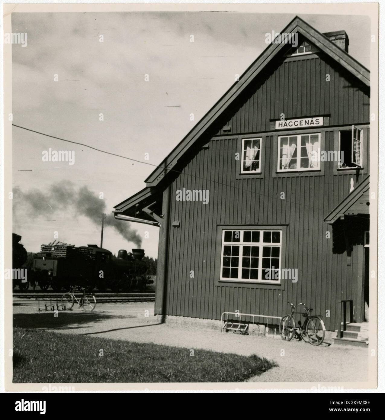 Bahnhof Häggenås mit einer hölzernen Lokomotive, die 1910 stationiert war. Eineinhalb-stöckiges Stationshaus aus Holz. Die Expeditionsräume wurden 1947 modrnisiert. Schalten mit Steuersäcken, aber die Gänge sind nicht zentral wiederaufzunehmen Stockfoto