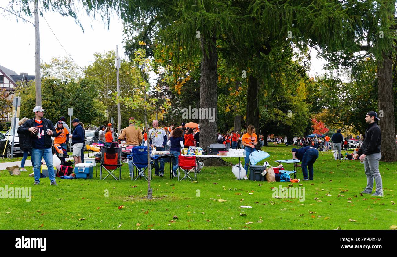 Syracuse, New York, USA - 15. Oktober 2022 - die Studenten auf dem Feld tailgating vor dem Fußballspiel Stockfoto