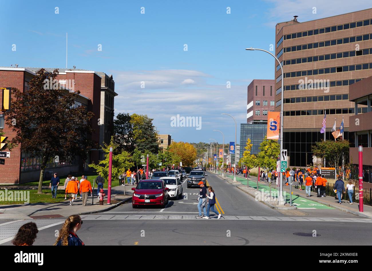 Syracuse, New York, USA - 15. Oktober 2022 - das College-Gebiet und der Verkehr vor dem Fußballspiel Stockfoto