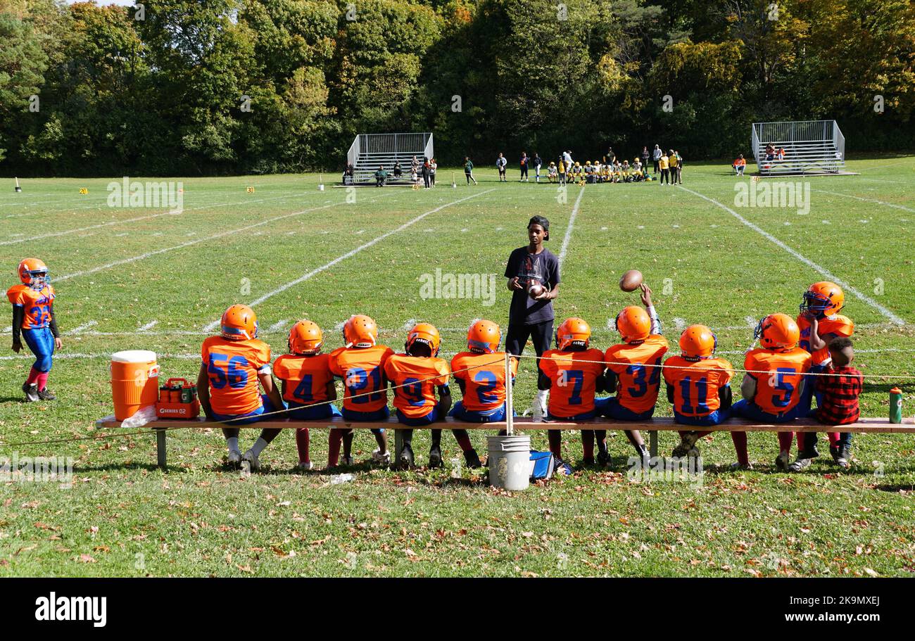 Syracuse, New York, U.S.A - 15. Oktober 2022 - die kleinen Kinder Fußballspieler auf dem Feld mit ihrem Trainer Stockfoto