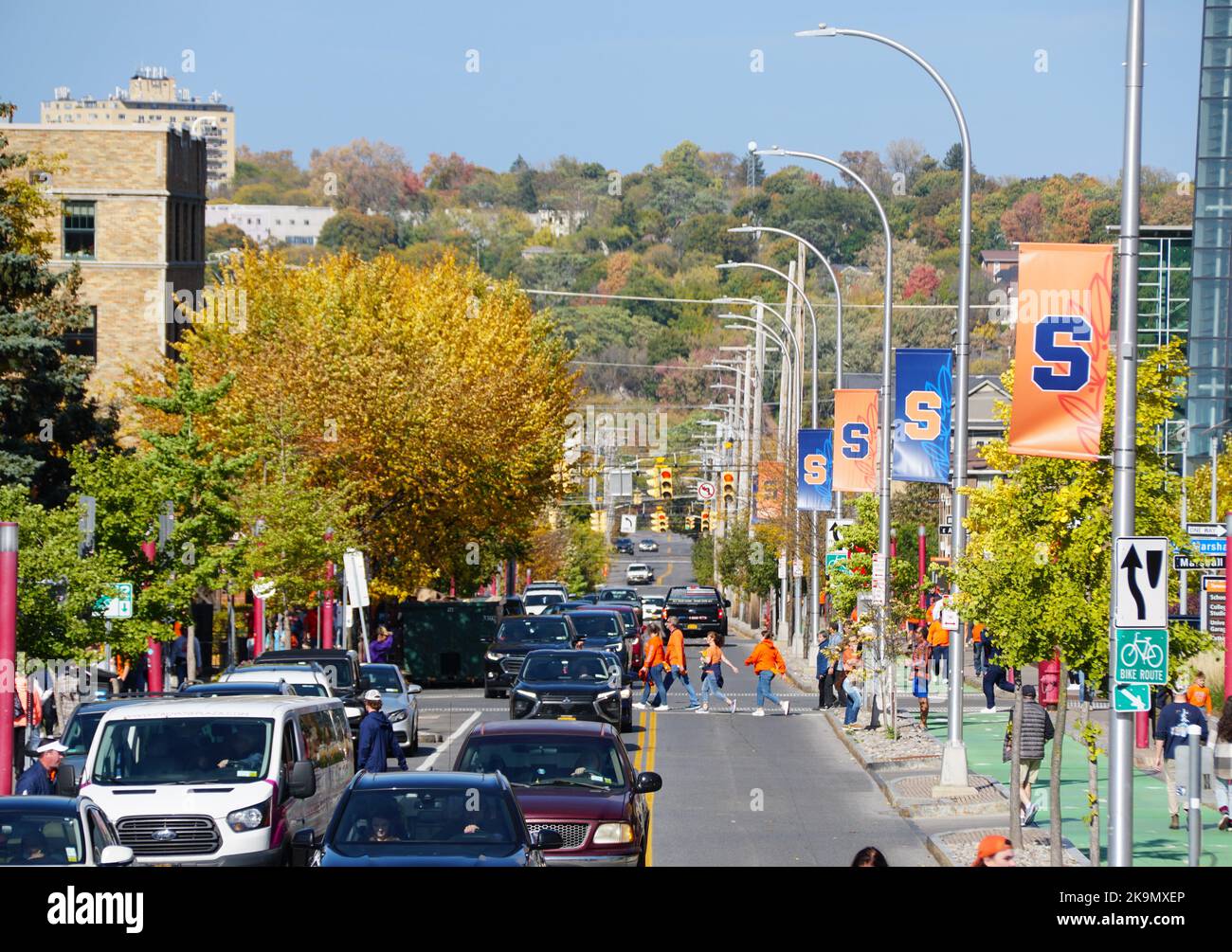 Syracuse, New York, USA - 15. Oktober 2022 - das College-Gebiet und der Verkehr vor dem Fußballspiel Stockfoto