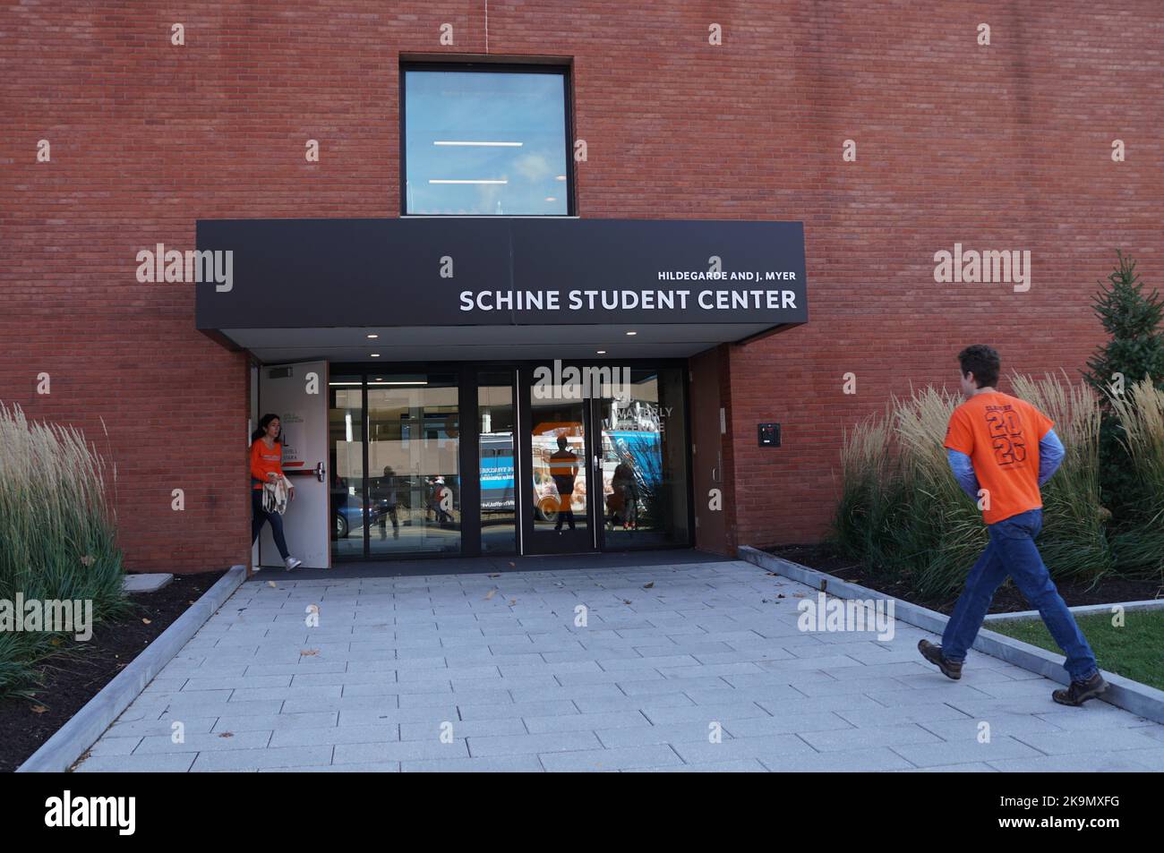 Syracuse, New York, USA - 15. Oktober 2022 - Vorderansicht und Eingang des Schine Student Center an der Universität Stockfoto