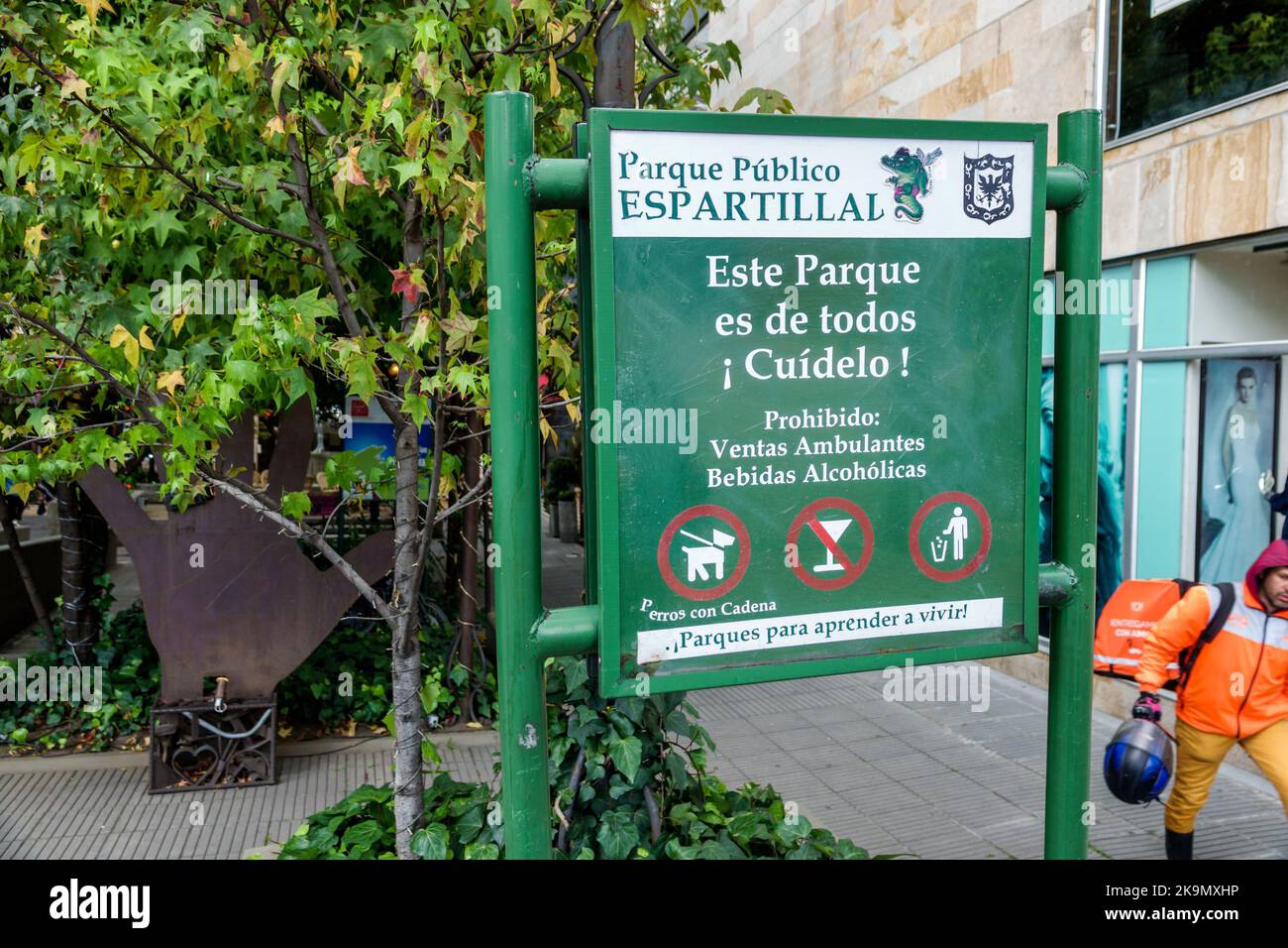 Bogota Kolumbien, Chapinero Parque Publico Espartillal öffentliches Parkschild, Parkbestimmungen alkoholische Getränke, die verbotene Hunde an der Leine verlegen, Co Stockfoto