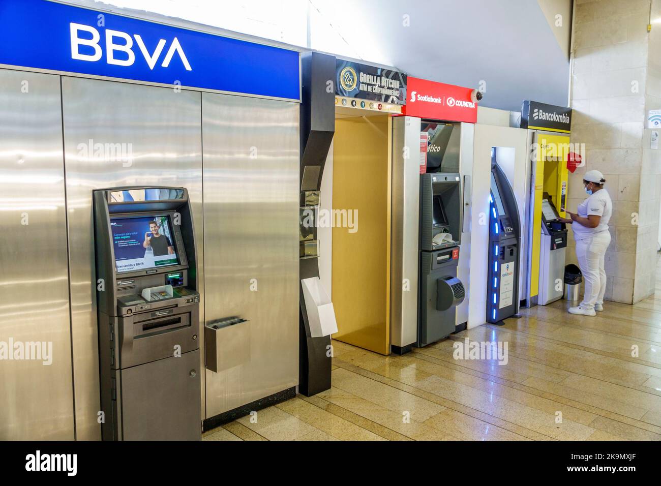 Bogota Kolumbien, Chapinero El Retiro Centro Comercial El Einkaufszentrum, Geldautomat automatische Geldautomat BBVA Bank Bank Frau Frauen weiblich mit econom Stockfoto