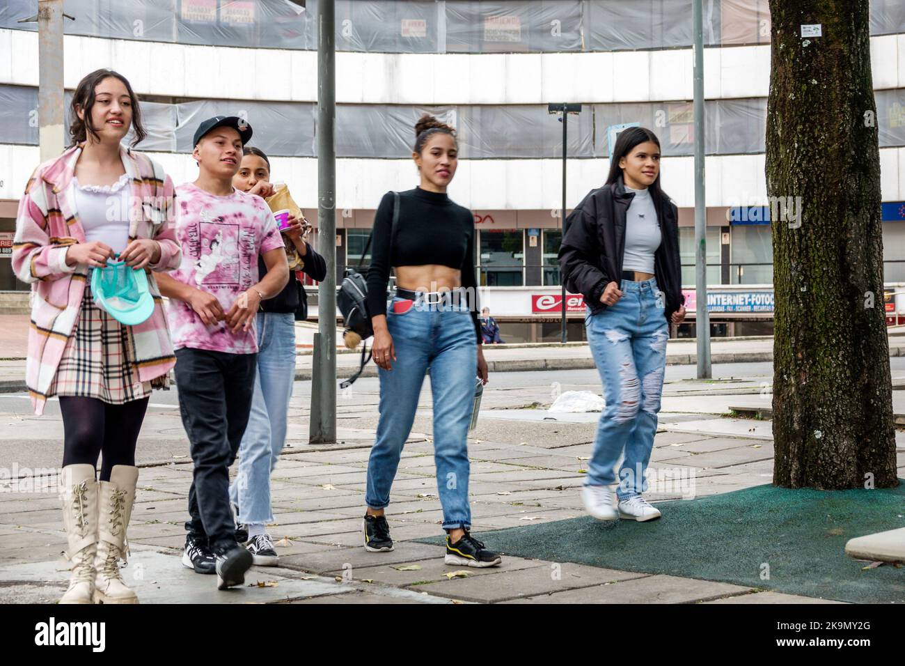Bogota Kolumbien, Chapinero, Fußgänger, Fußgänger, die Einwohner gehen, Jugendliche Teenager Teenager Jugendliche Jugendliche Jugendliche Jugend, Mädchen Mädchen weiblich junge Jungen mal Stockfoto