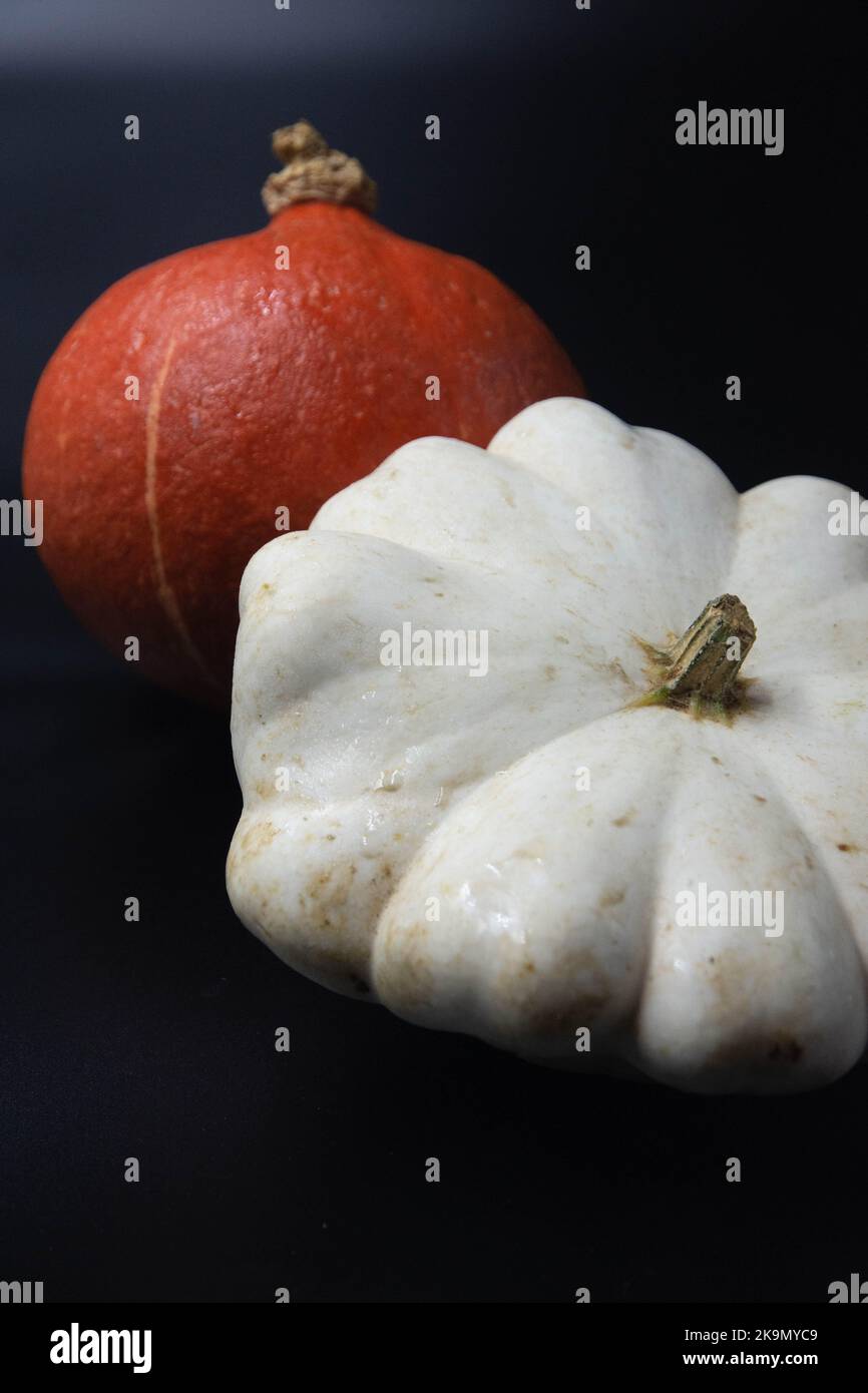Pattypan Squash und ein Kürbis auf schwarzem Hintergrund Stockfoto