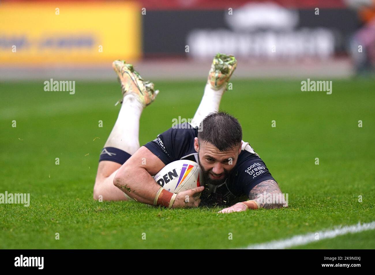 Andy Ackers aus England erzielt beim Spiel der Rugby-League-Weltcup-Gruppe A in der Bramall Lane, Sheffield, den sechzehnten Versuch ihrer Seite. Bilddatum: Samstag, 29. Oktober 2022. Stockfoto