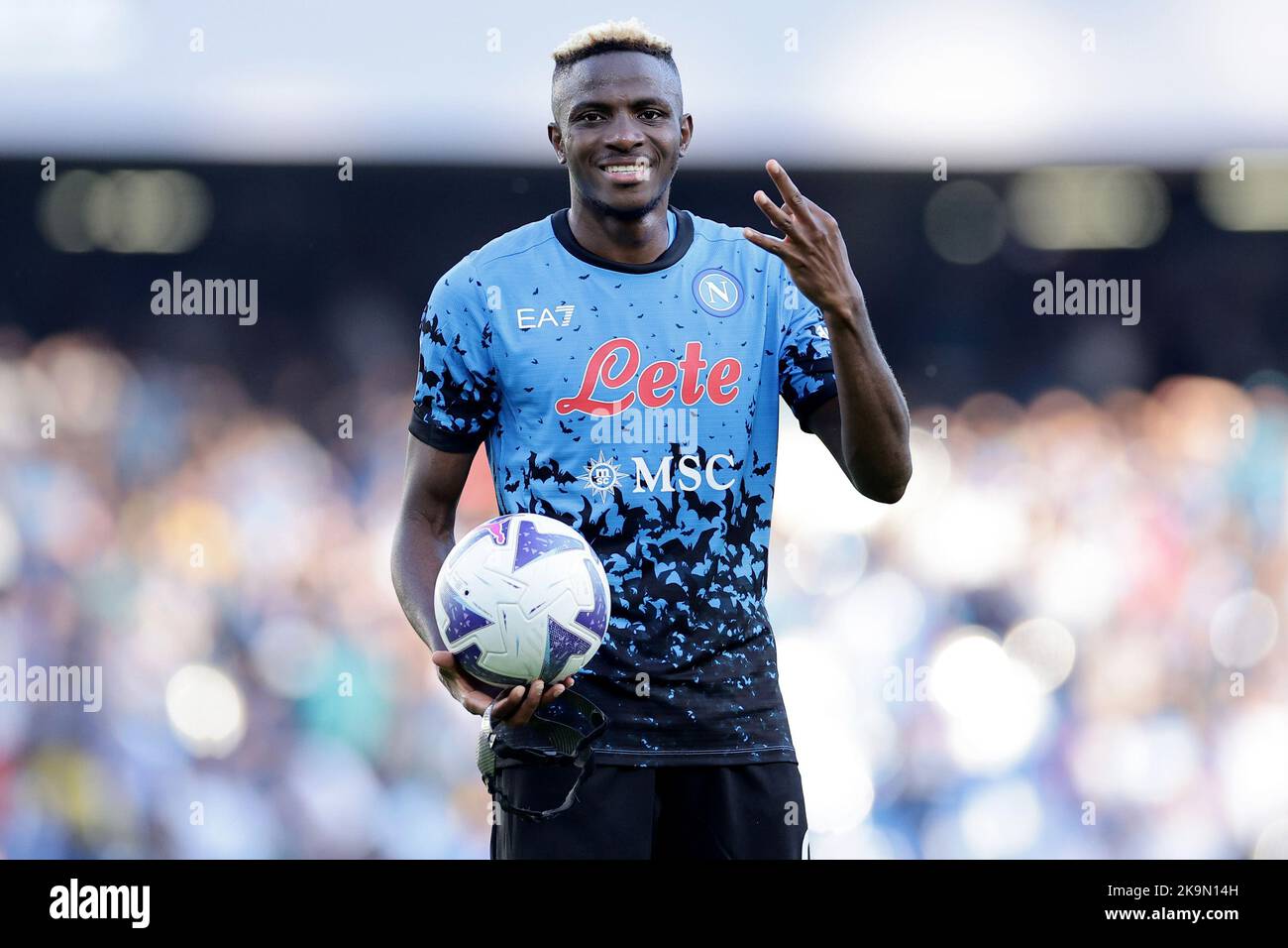 Napoli, Italien. 29. Oktober 2022. Victor Osimhen vom SSC Napoli hält den Ball für seinen Hattrick am Ende des Fußballspiels der Serie A zwischen SSC Napoli und US Sassuolo im Stadion Diego Armando Maradona in Napoli (Italien), 29.. Oktober 2022. Foto Cesare Purini/Insidefoto Kredit: Insidefoto di andrea staccioli/Alamy Live News Stockfoto