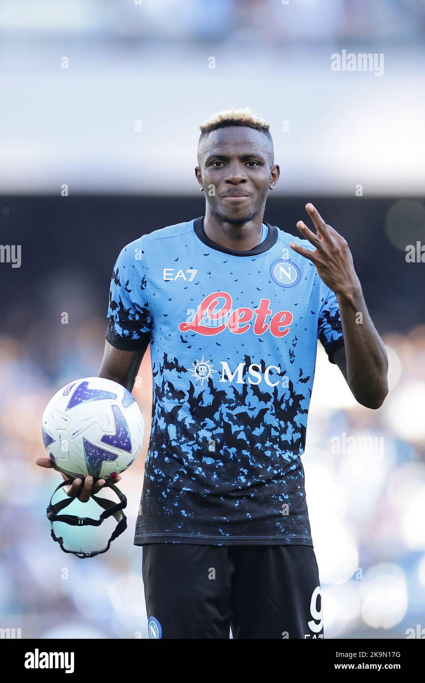 Napoli, Italien. 29. Oktober 2022. Victor Osimhen vom SSC Napoli hält den Ball für seinen Hattrick am Ende des Fußballspiels der Serie A zwischen SSC Napoli und US Sassuolo im Stadion Diego Armando Maradona in Napoli (Italien), 29.. Oktober 2022. Foto Cesare Purini/Insidefoto Kredit: Insidefoto di andrea staccioli/Alamy Live News Stockfoto