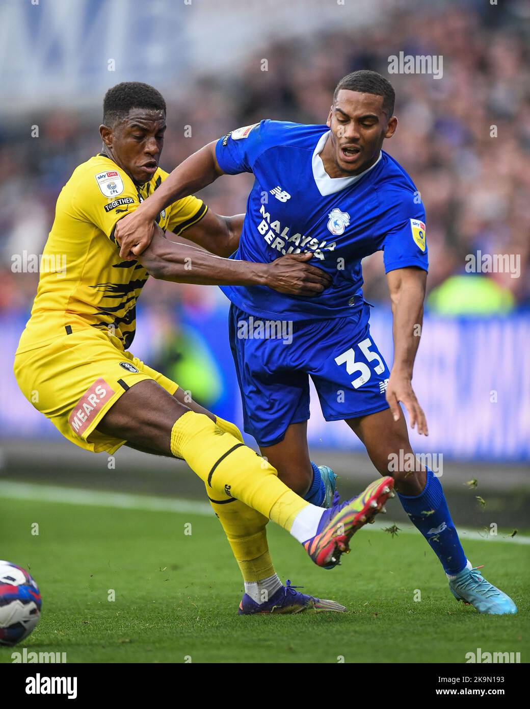 Andy Rinomhota #35 von Cardiff City nimmt Wes Harding #2 von Rotherham United während des Sky Bet Championship-Spiels an Cardiff City gegen Rotherham United im Cardiff City Stadium, Cardiff, Großbritannien, 29.. Oktober 2022 (Foto by Mike Jones/News Images) Stockfoto