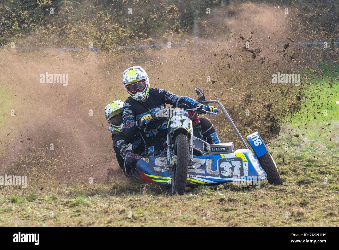 Purleigh Barns Farm, Latchingdon, Essex, Großbritannien. 29. Oktober 2022. Solo- und Seitenwagen-Motorräder sowie Quad-Bikes fuhren in verschiedenen Klassen auf einem Feld in der Nähe von Maldon in Essex um eine schlammige ovale Rennstrecke, organisiert vom Southend & District Motorcycle Club. Grasstrack-Rennen ist ähnlich wie Speedway-Rennen. Die Wettkampfklassen variieren zwischen im Uhrzeigersinn und gegen den Uhrzeigersinn. Die Motorleistung reicht bis zu 1000cc und umfasst Vintage-Maschinen vor 1975. 37 - Mark Cossar und Gareth Williams in der rechten Seitenwagenklasse Stockfoto