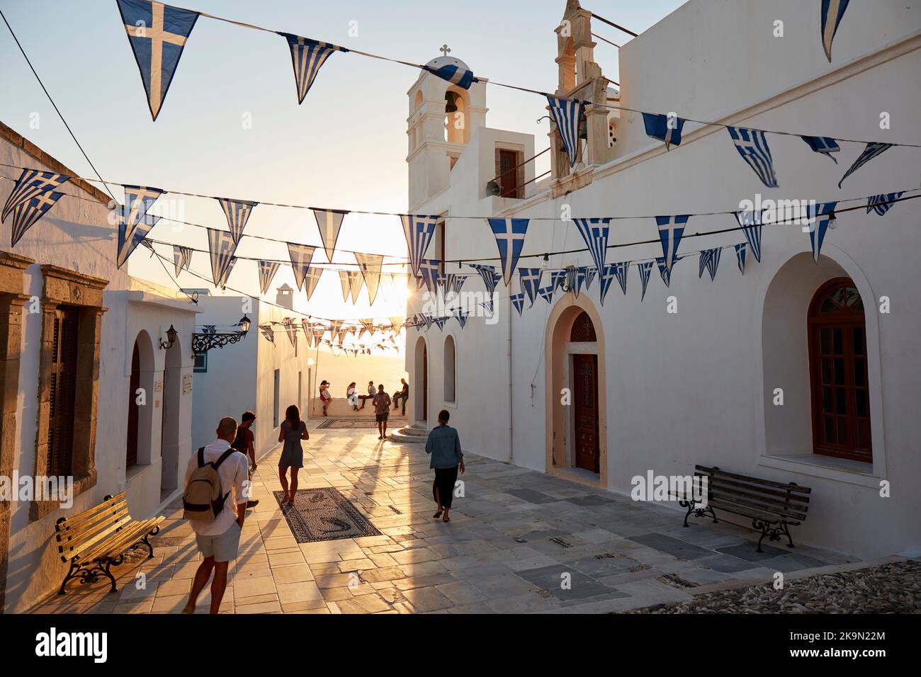 Kirchenplatz mit griechischen Flaggenanhängern Stockfoto