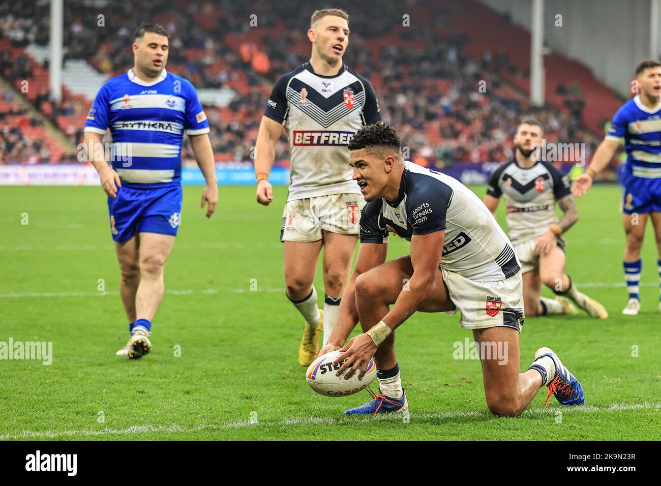 Sheffield, Großbritannien. 29. Oktober 2022. Andy Ackers aus England versucht es beim Rugby League World Cup 2021 Spiel England gegen Griechenland in der Bramall Lane, Sheffield, Großbritannien, 29.. Oktober 2022 (Foto von Mark Cosgrove/News Images) in Sheffield, Großbritannien am 10/29/2022. (Foto von Mark Cosgrove/News Images/Sipa USA) Quelle: SIPA USA/Alamy Live News Stockfoto