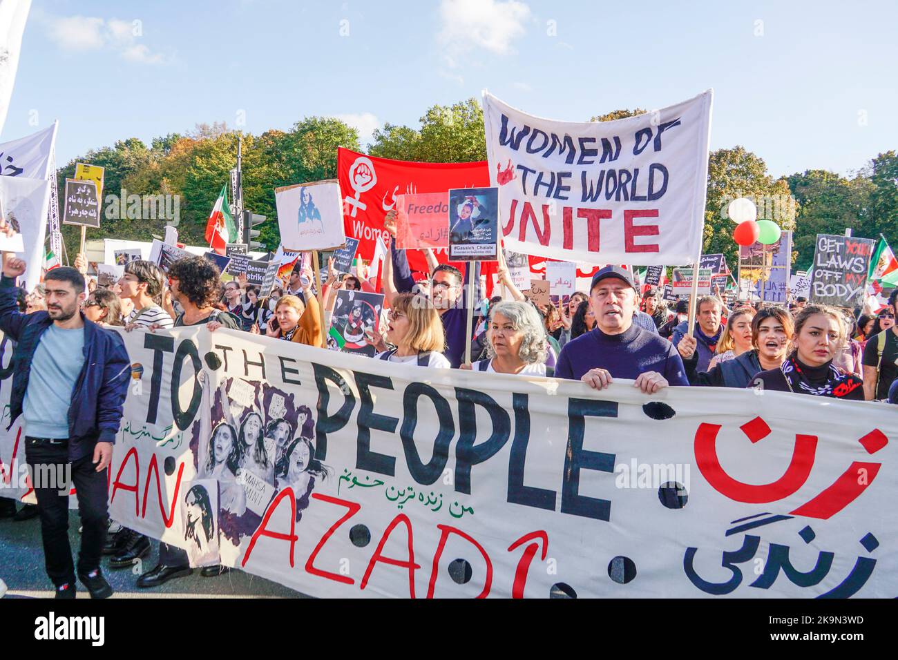 Großdemo gegen das Regime der Mullahs im Iran. Auslösende der Demonstrationen war der Tod der 22-jährigen Masha Amini. 22.10.2022, Berlin-Mitte, Tierg Stockfoto