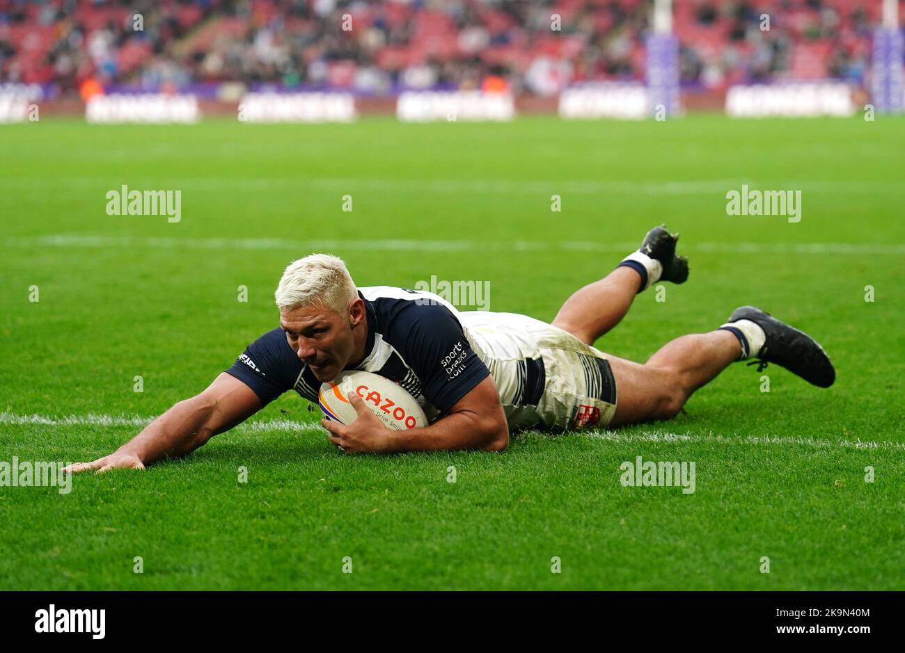 Der englische Ryan Hall erzielt beim Spiel der Rugby-League-Weltcup-Gruppe A in Bramall Lane, Sheffield, den zwölften Versuch seiner Seite. Bilddatum: Samstag, 29. Oktober 2022. Stockfoto