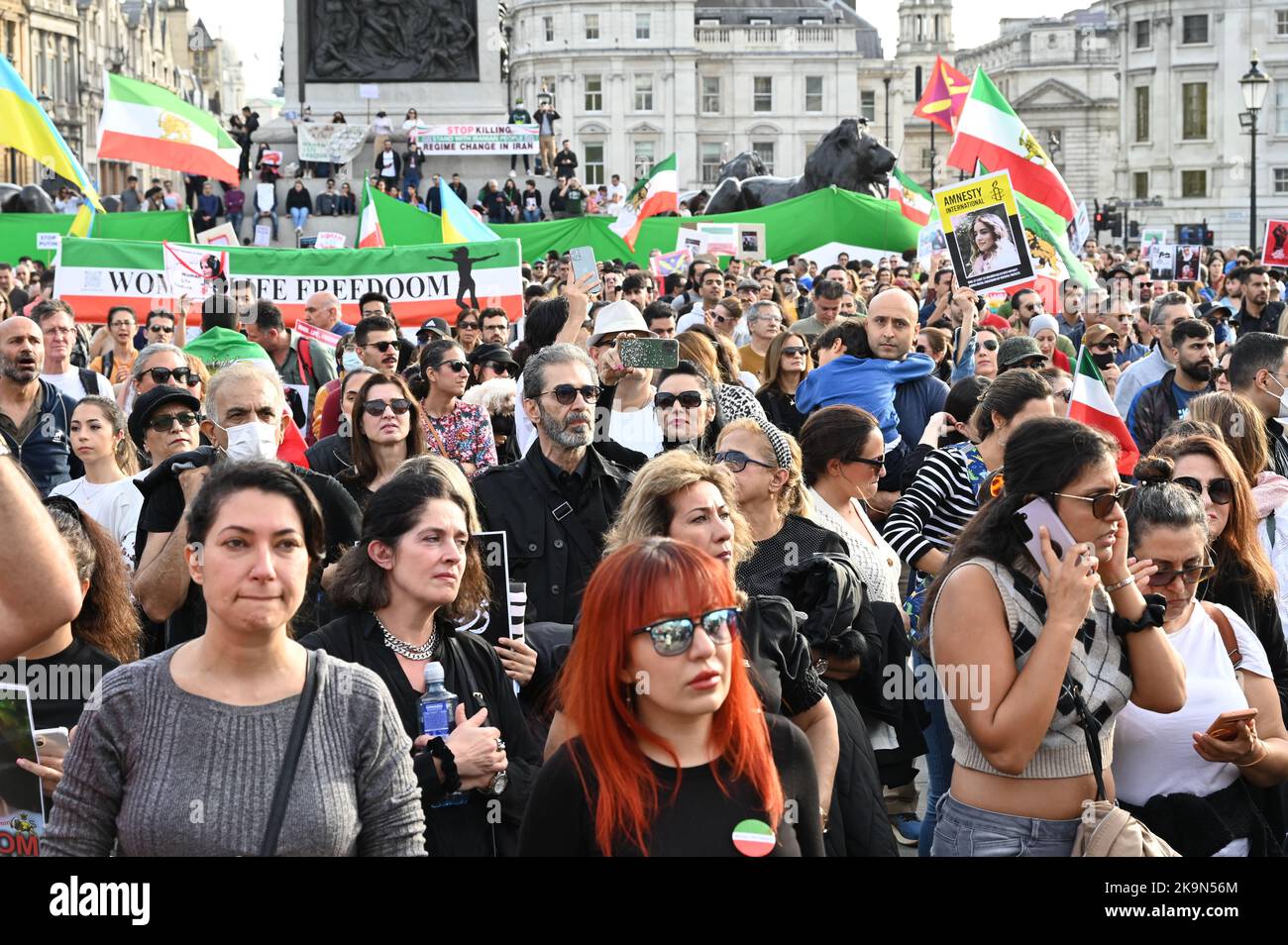 Heute erinnert sich auch der Geburtstag von Mohammad Reza Shah Pahlavi an den letzten König des Iran. Tausende antiiranische Regierung setzt Protestdemonstration fort, die auf den Tod einer Kurdin Mahda Amini im Iran und einen Regimewechsel im Iran am Trafalgar Square, London, Großbritannien, hingefordert. - 29.. Oktober 2022. Stockfoto