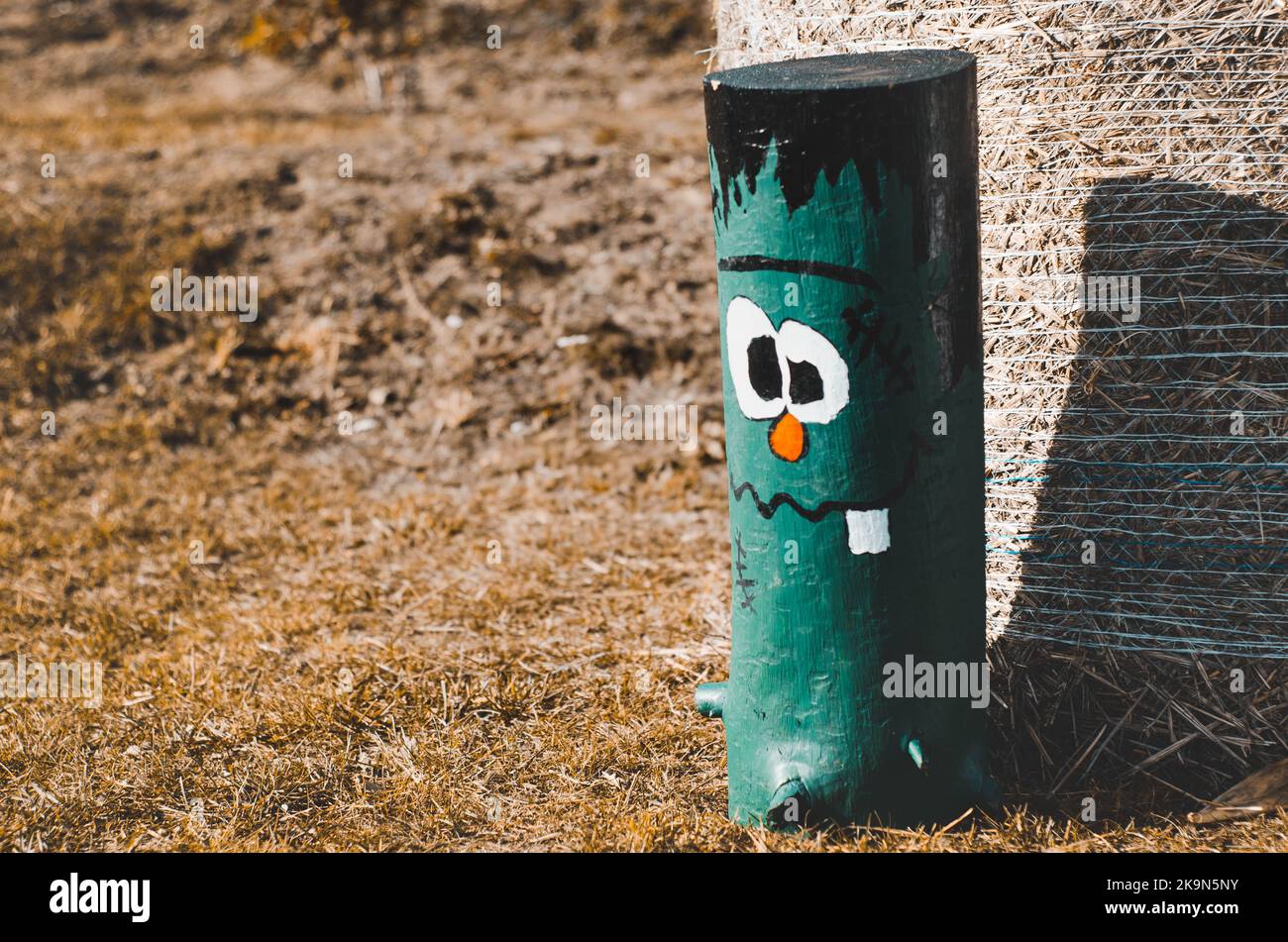 Fotozone für Halloween mit festlichen handgefertigten Utensilien. Monsterdekorationen für Halloween im Freien Stockfoto