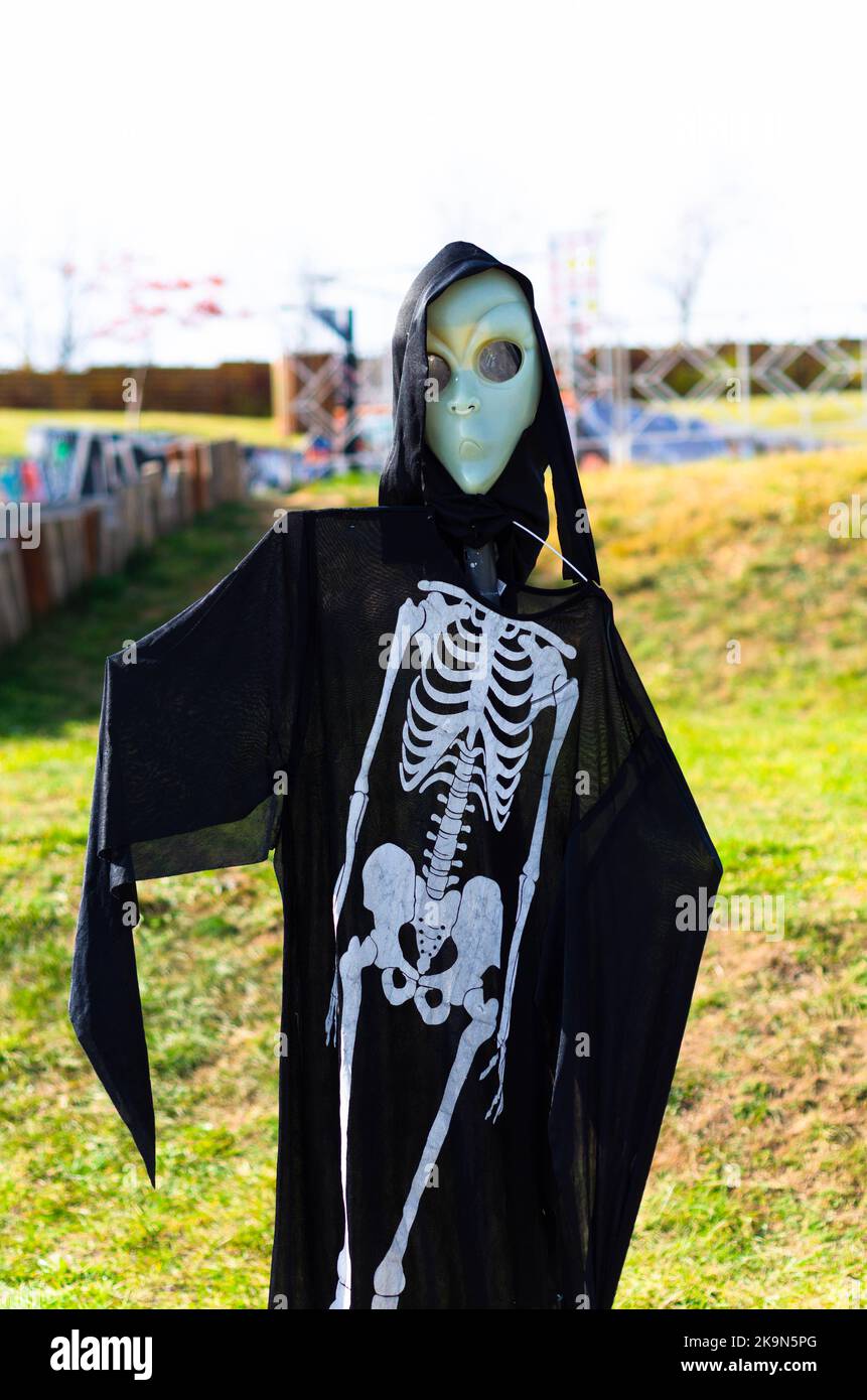 Fotozone für Halloween mit festlichen handgefertigten Utensilien. Monsterdekorationen für Halloween im Freien Stockfoto