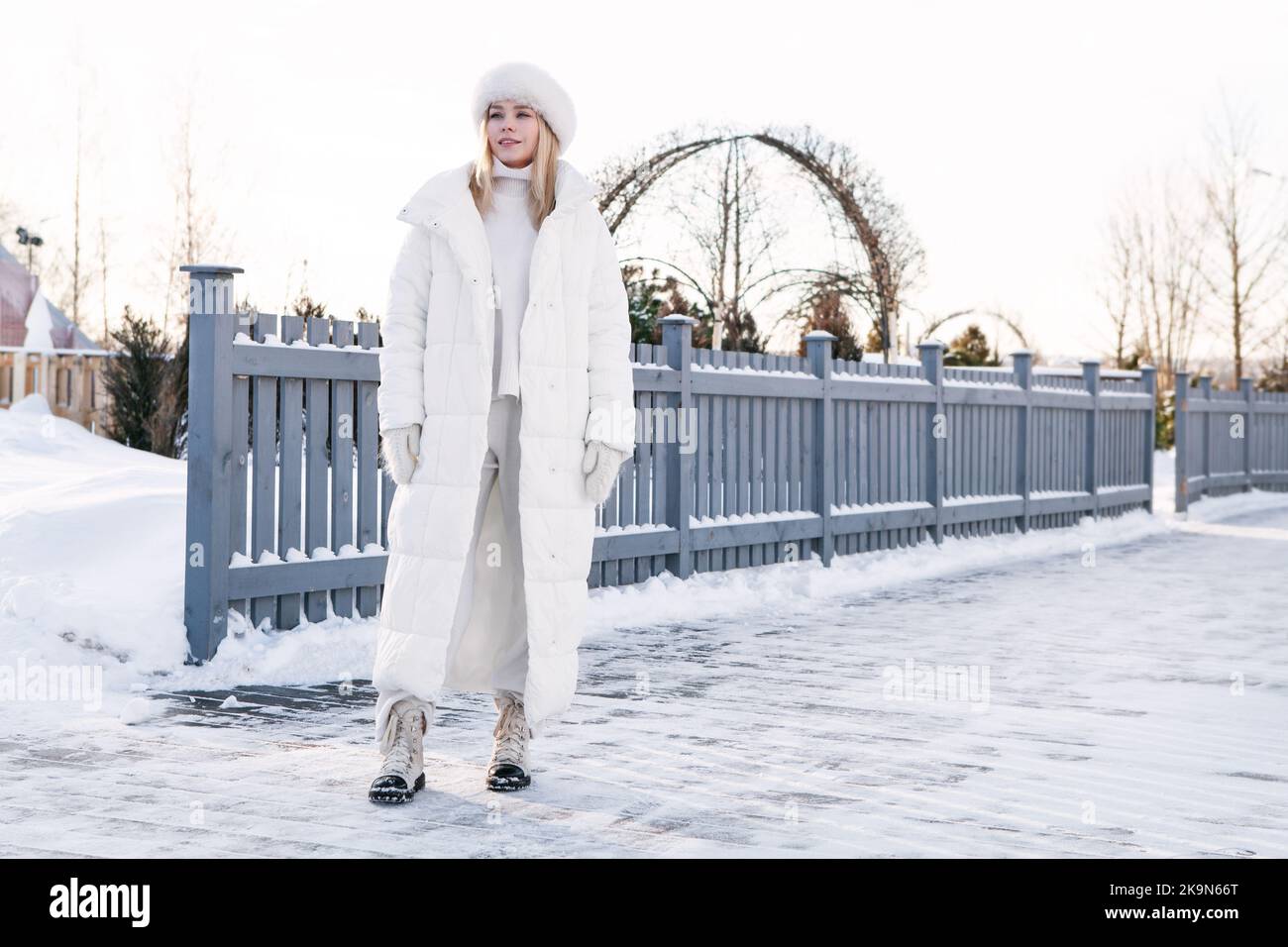 Schöne, modische Frau genießen im Winter im Freien, Mode-Street-Stil, stilvolle Kleidung gesteppt warmen Mantel, Hut. Junge in voller Länge blonde Modell Stockfoto