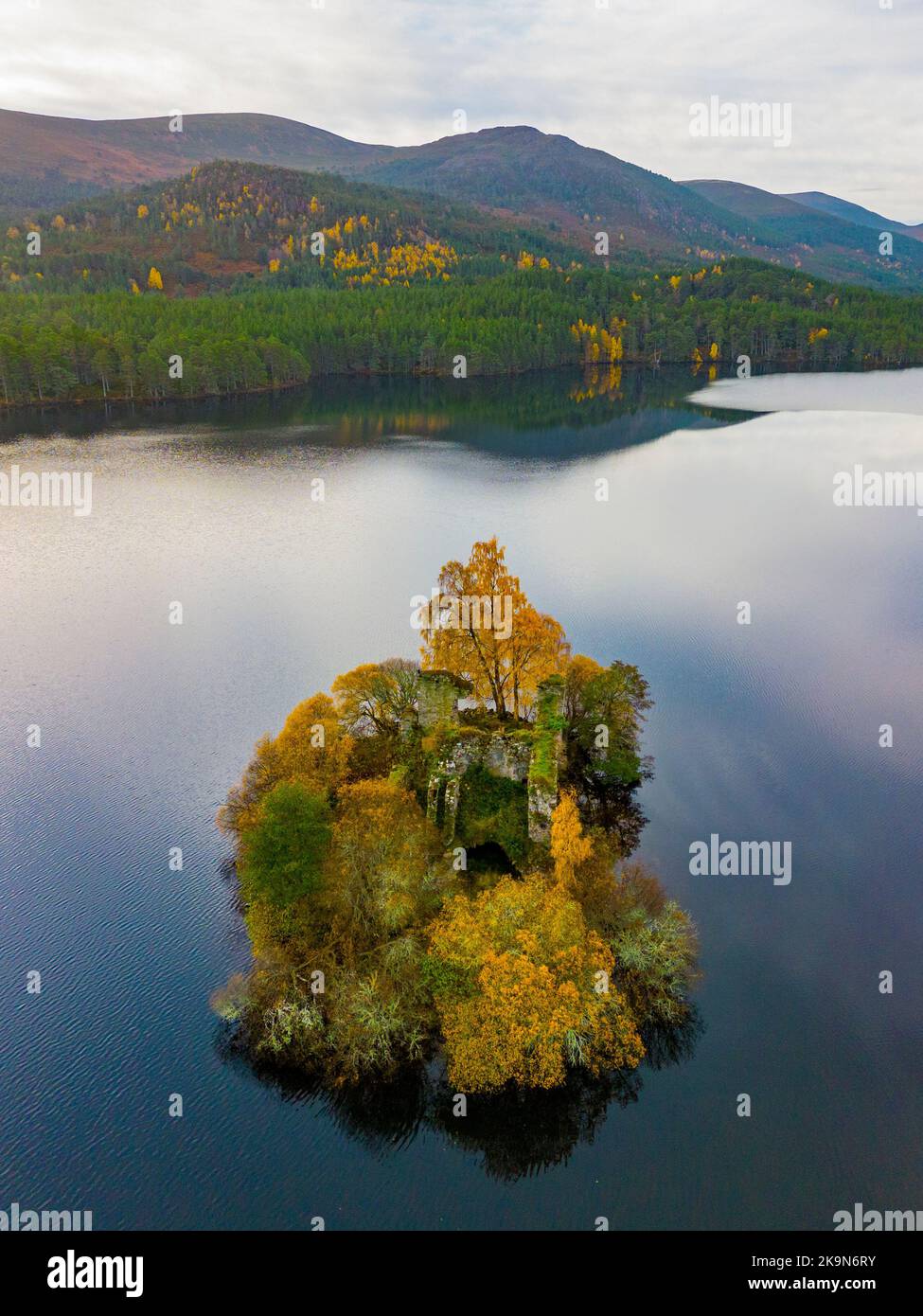 Aviemore, Schottland, Großbritannien. 29.. Oktober 2022. Luftaufnahme der spektakulären Farben des Spätherbst um die Burgruine auf der Insel am Loch an Eilein im Rothiemurchus-Anwesen im Cairngorms National Park in der Nähe von Aviemore in den schottischen Highlands. Iain Masterton/Alamy Live News Stockfoto