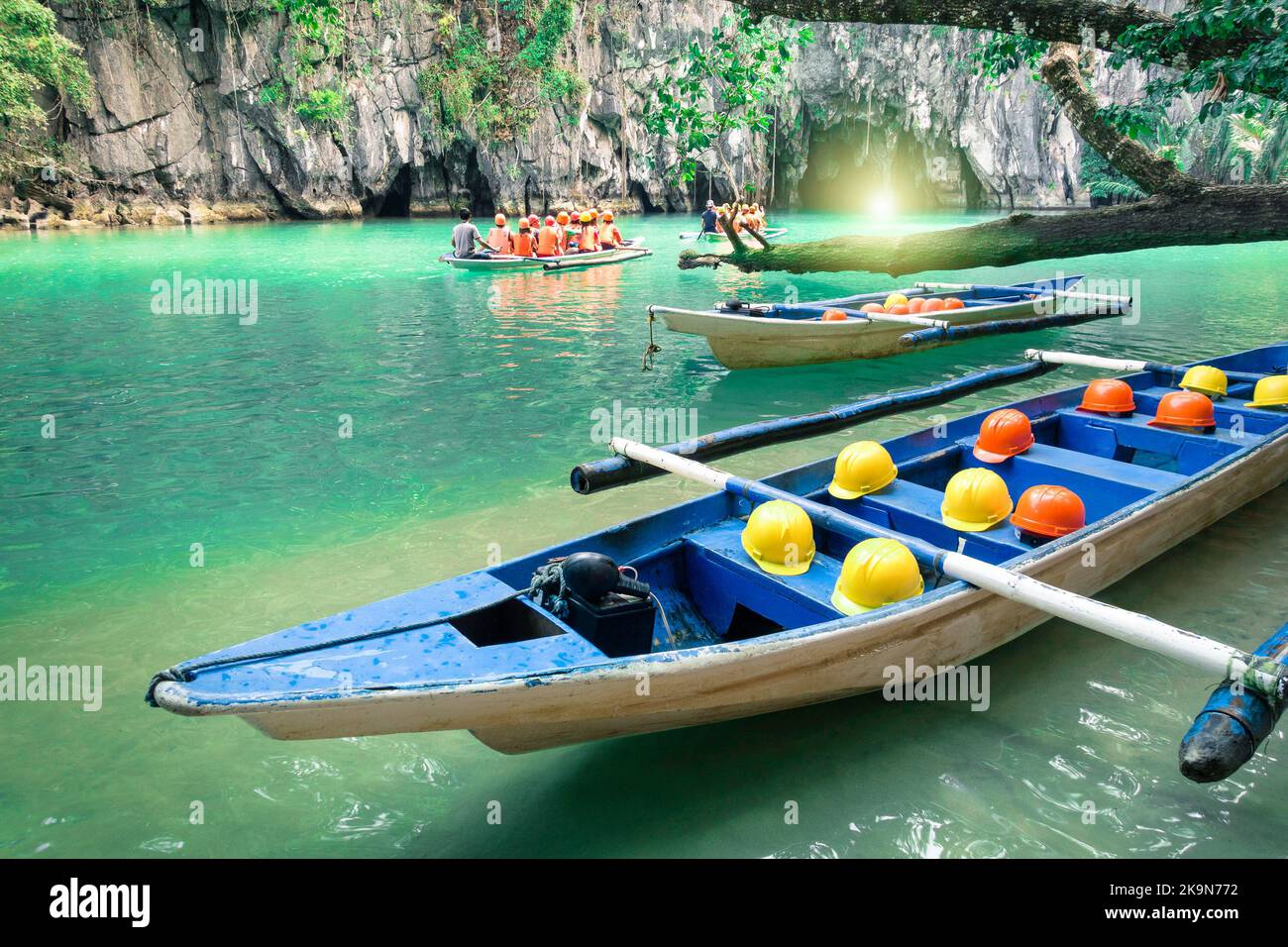 Longtail-Boote am Höhleneingang des unterirdischen Flusses Puerto Princesa - Naturausflug in Palawan, exklusives philippinisches Reiseziel - Menschen Stockfoto