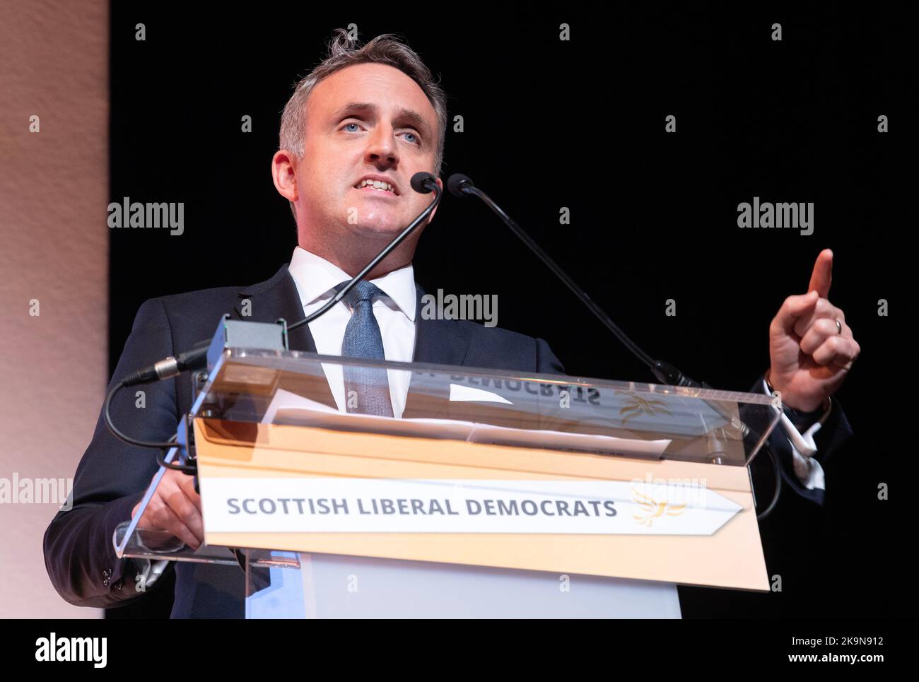 Alex Cole-Hamilton, Vorsitzender der schottischen Liberaldemokraten, sprach auf der Herbstkonferenz der schottischen Liberaldemokraten im Town House, Hamilton, South Lanarkshire. Bilddatum: Samstag, 29. Oktober 2022. Stockfoto