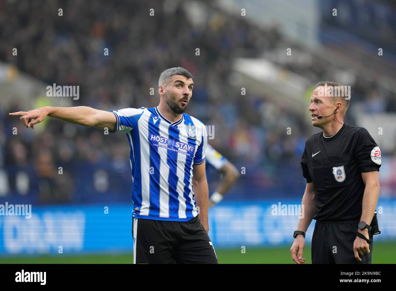 Callum Pherson #13 of Sheffield Wednesday beschwert sich beim Sky Bet League 1 Spiel Sheffield Wednesday gegen Burton Albion in Hillsborough, Sheffield, Großbritannien, 29.. Oktober 2022 vor Schiedsrichter David Rock (Foto von Steve Flynn/Nachrichtenbilder) Stockfoto