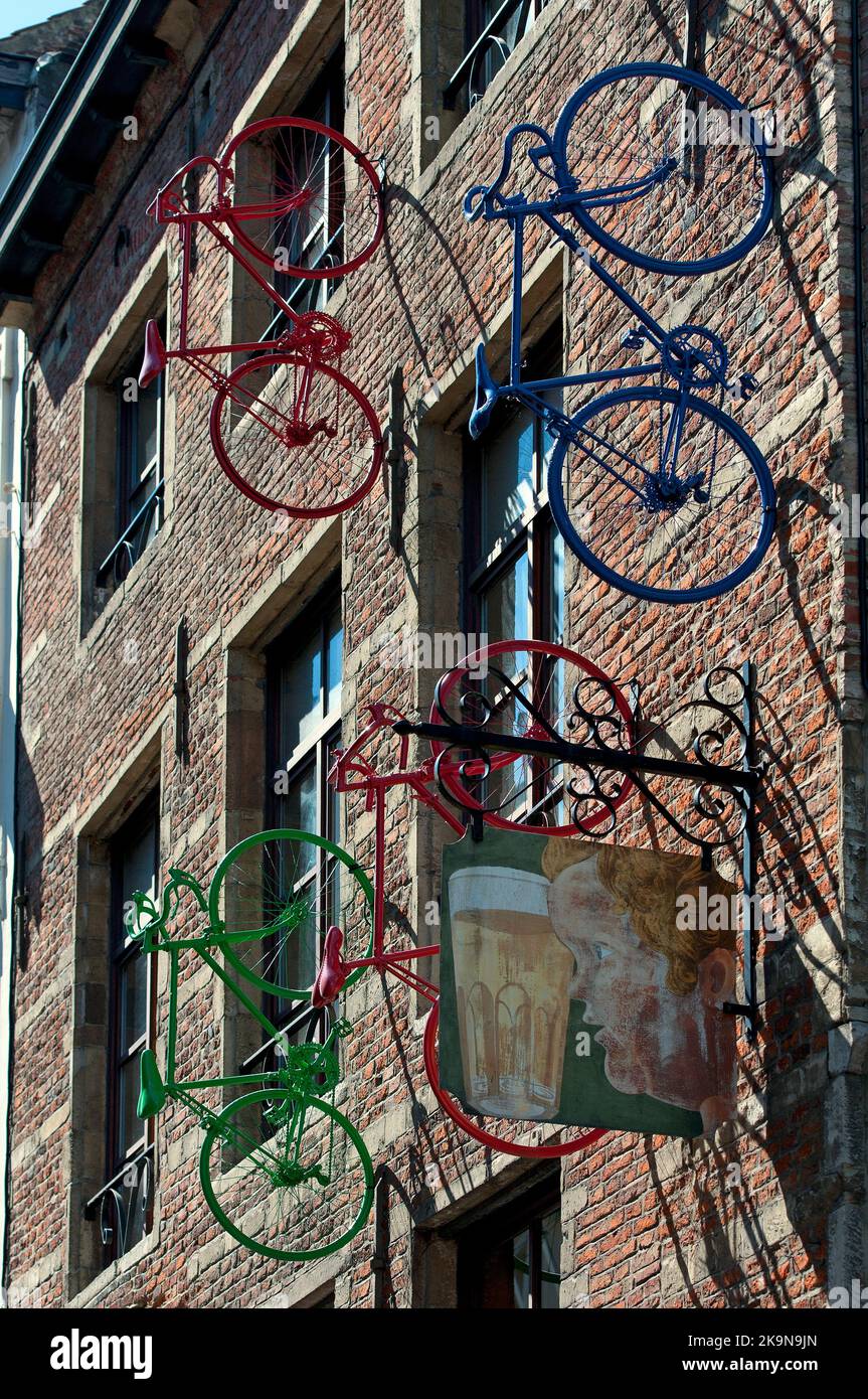 Farbige Fahrräder an der Wand der Bar Poechenellekelder in der Rue du Chêne 5, Brüssel, Belgien Stockfoto