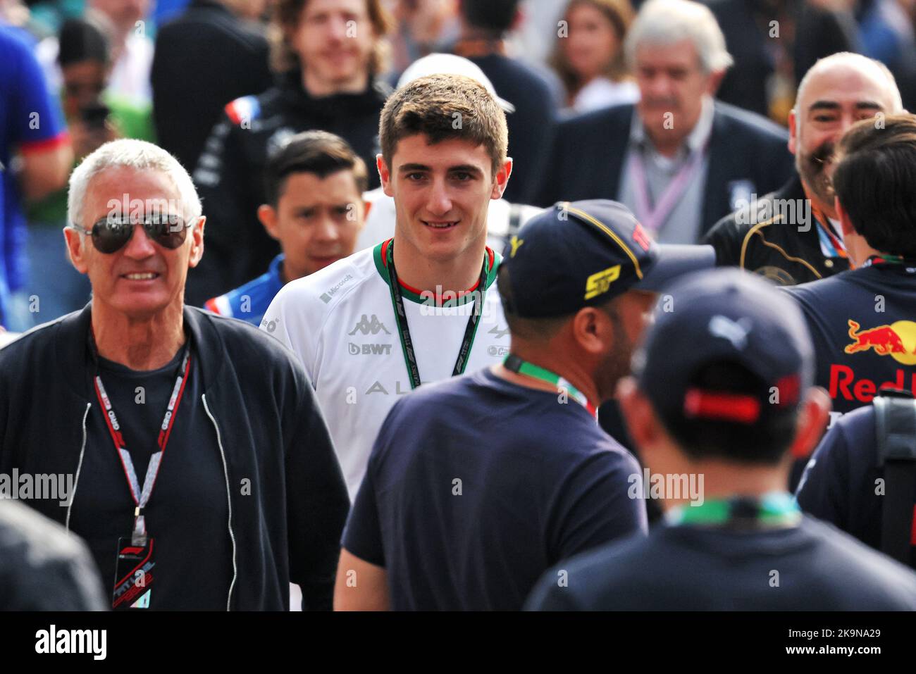 (L bis R): Mick Doohan (AUS) mit seinem Sohn Jack Doohan (AUS) Alpine Academy Driver. 29.10.2022. Formel 1 Weltmeisterschaft, Rd 20, Großer Preis Von Mexiko, Mexiko-Stadt, Mexiko, Qualifizierender Tag. Bildnachweis sollte lauten: XPB/Press Association Images. Stockfoto